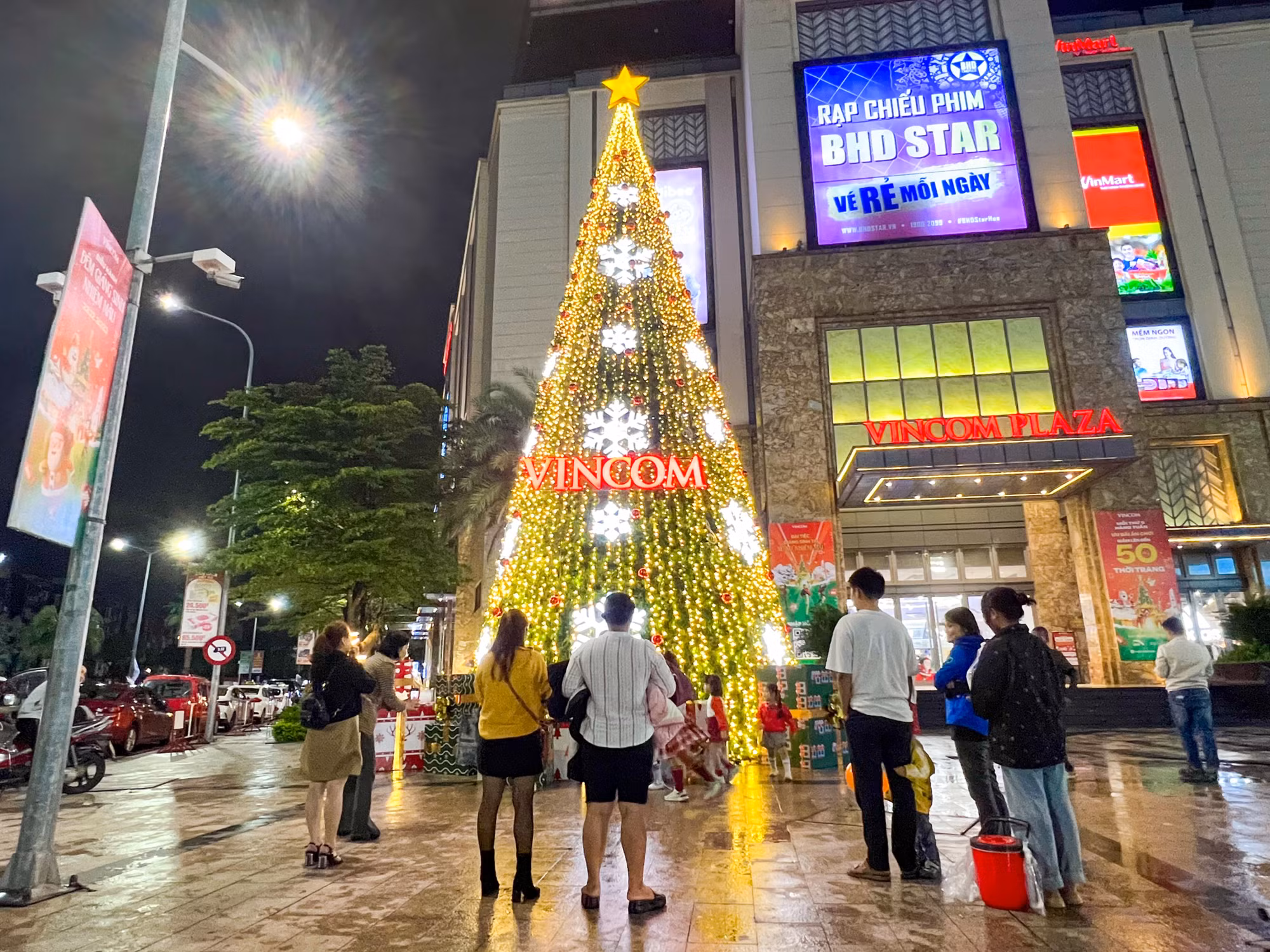 Khu vực ngã 6 trước siêu thị Vincom thu hút đông đảo người dân địa phương và du khách tham quan, chụp ảnh.