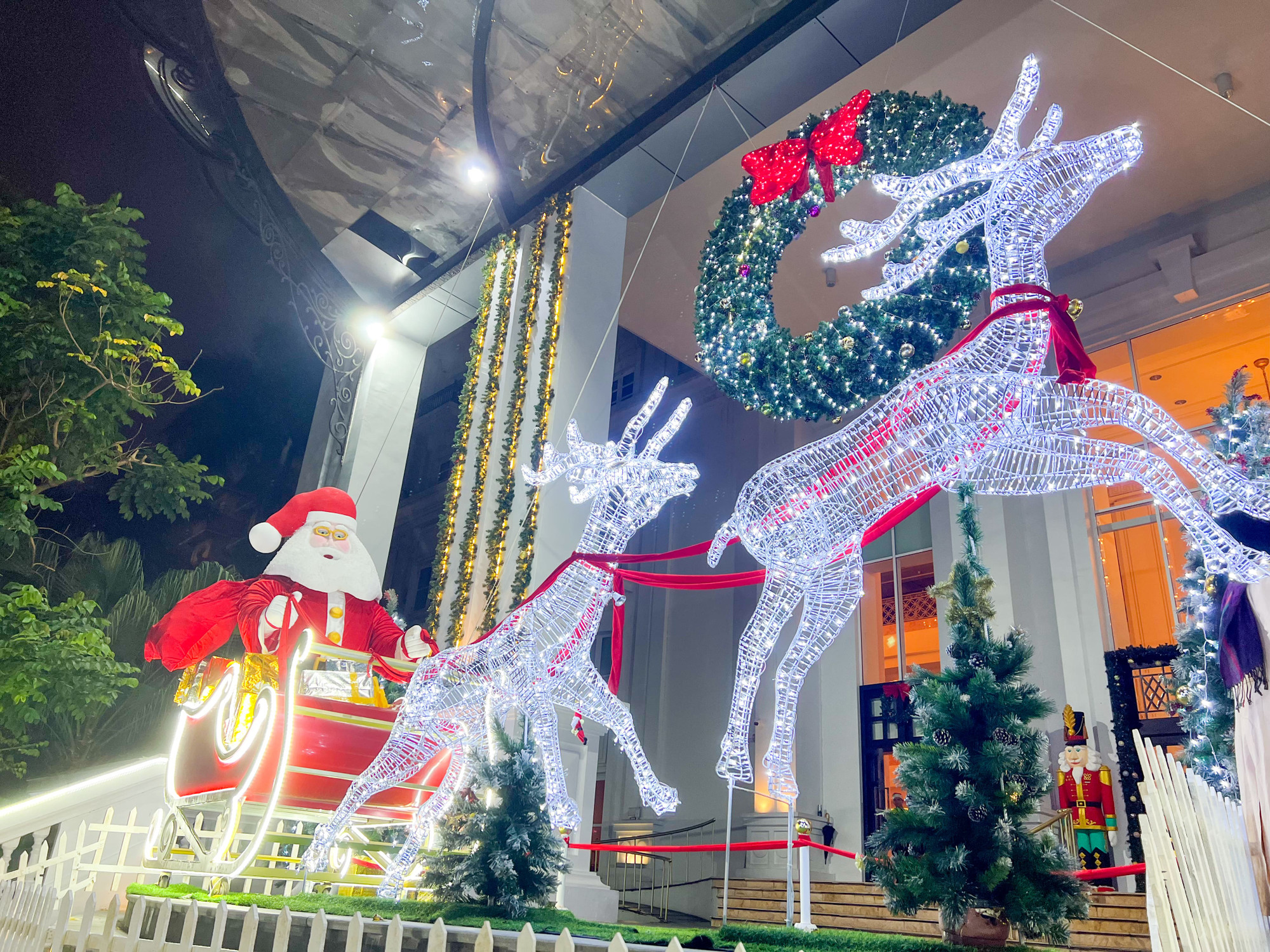 Ông già Noel cưỡi tuần lộc được trang trí kết hợp với nhiều đèn nháy đẹp mắt tại một khách sạn trên đường Hùng Vương. Ông già Noel cưỡi tuần lộc được trang trí kết hợp với nhiều đèn nháy đẹp mắt tại một khách sạn trên đường Hùng Vương.