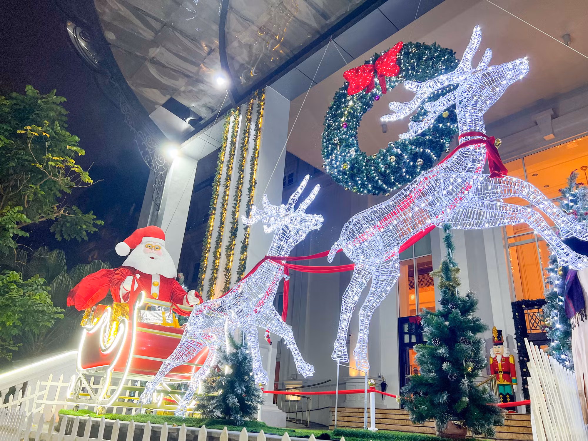 Ông già Noel cưỡi tuần lộc được trang trí kết hợp với nhiều đèn nháy đẹp mắt tại một khách sạn trên đường Hùng Vương.