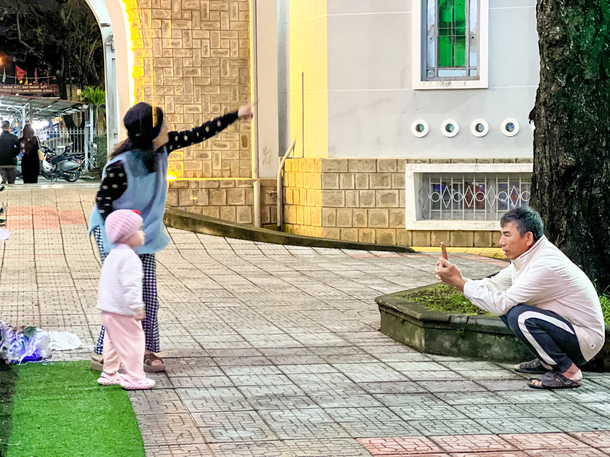 Mặc dù thời tiết tại Huế những ngày qua có mưa kèm theo lạnh, tuy nhiên nhiều người dân vẫn tranh thủ lúc tạnh ráo để tham quan... Mặc dù thời tiết tại Huế những ngày qua có mưa kèm theo lạnh, tuy nhiên nhiều người dân vẫn tranh thủ lúc tạnh ráo để tham quan...