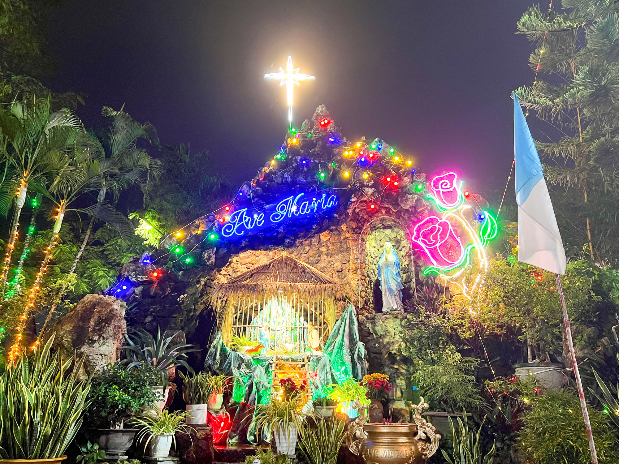 Trong khuôn viên nhà thờ, tiểu cảnh hang đá đã hoàn thiện từ sớm. Trong khuôn viên nhà thờ, tiểu cảnh hang đá đã hoàn thiện từ sớm.