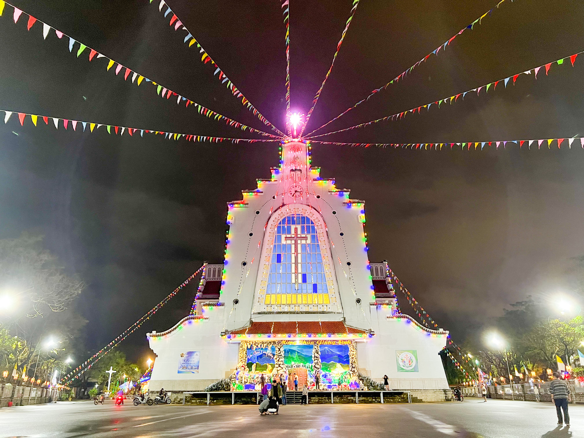 Nhà thờ Dòng Chúa Cứu Thế tại đường Nguyễn Huệ tràn ngập sắc màu. Nhà thờ Dòng Chúa Cứu Thế tại đường Nguyễn Huệ tràn ngập sắc màu.