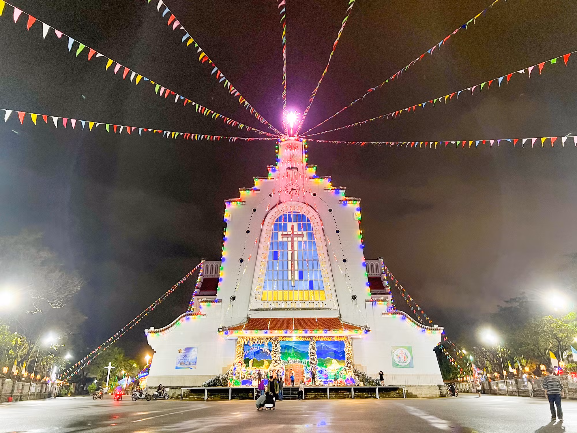 Nhà thờ Dòng Chúa Cứu Thế tại đường Nguyễn Huệ tràn ngập sắc màu.