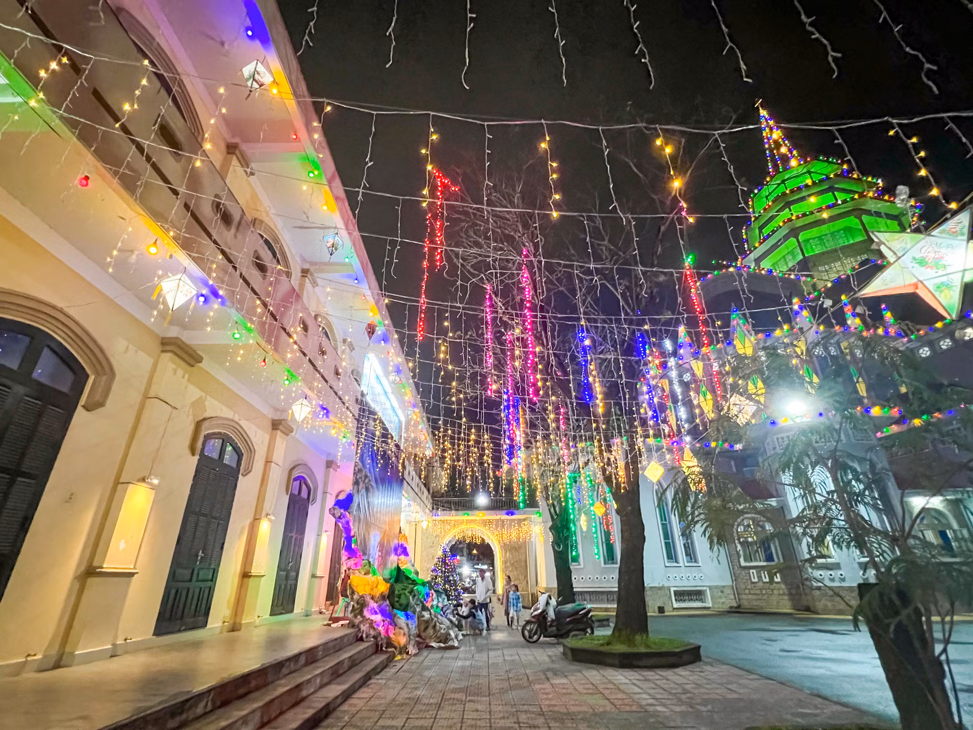 Các tuyến đường ở TP Huế như Hùng Vương, Nguyễn Huệ, Phan Đình Phùng, Phan Chu Trinh,... đã tràn ngập không khí Giáng sinh từ rất sớm