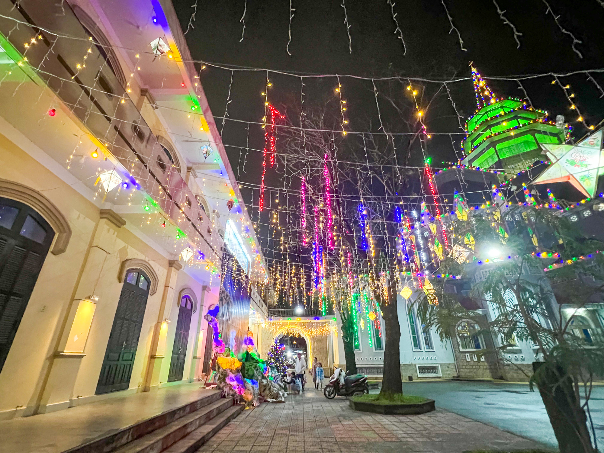 Các tuyến đường ở TP Huế như Hùng Vương, Nguyễn Huệ, Phan Đình Phùng, Phan Chu Trinh,... đã tràn ngập không khí Giáng sinh từ rất sớm Các tuyến đường ở TP Huế như Hùng Vương, Nguyễn Huệ, Phan Đình Phùng, Phan Chu Trinh,... đã tràn ngập không khí Giáng sinh từ rất sớm