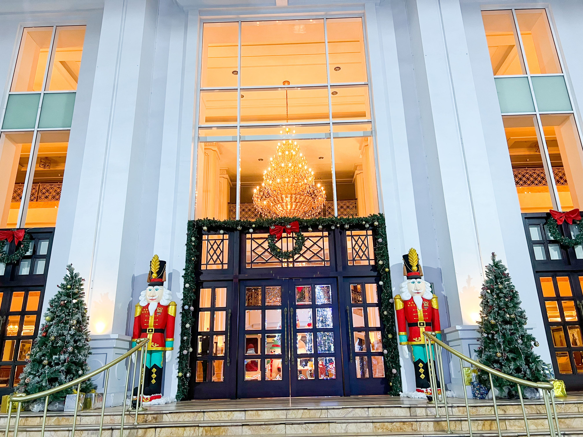 Sắp đến ngày lễ, nhiều nơi tại TP Huế đã chuẩn bị, trang hoàng rực rỡ. Sắp đến ngày lễ, nhiều nơi tại TP Huế đã chuẩn bị, trang hoàng rực rỡ.