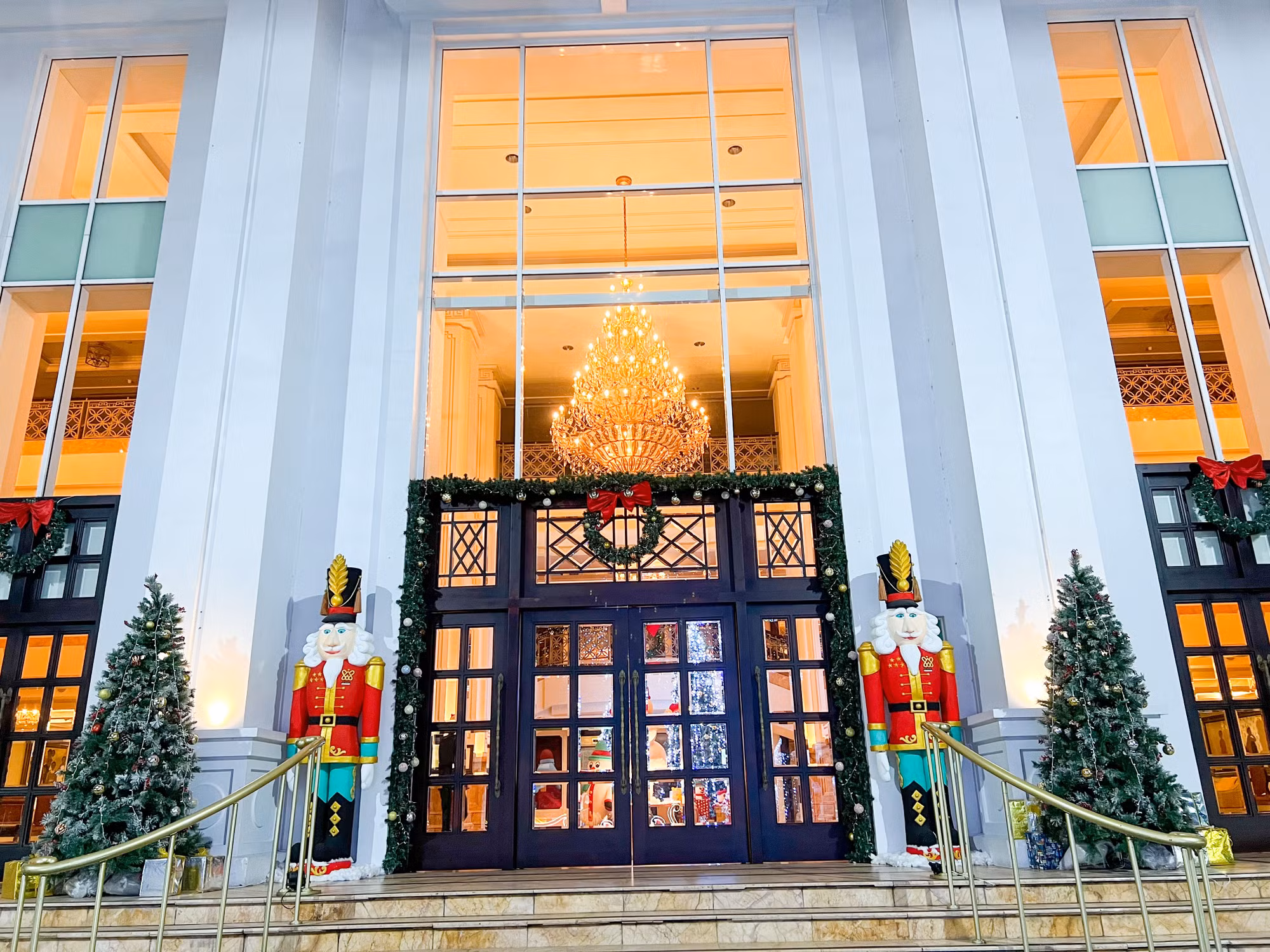 Sắp đến ngày lễ, nhiều nơi tại TP Huế đã chuẩn bị, trang hoàng rực rỡ.