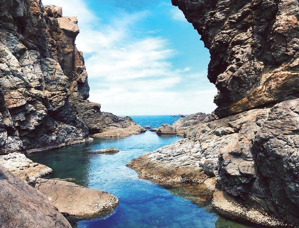 Hồ nước mặn trong xanh. Hồ nước mặn trong xanh.