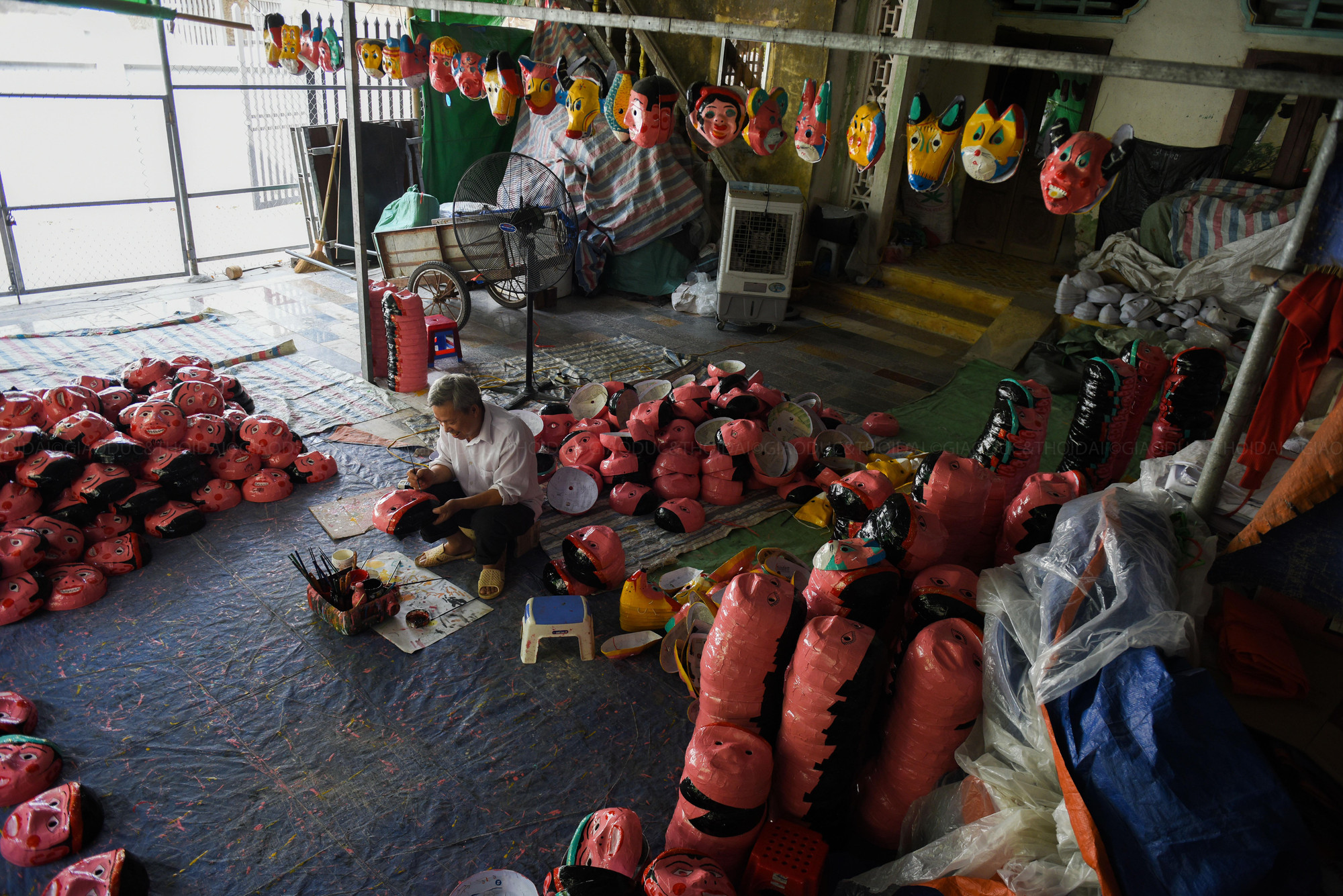 Từ những chiếc mặt nạ đơn điệu vô tri, chúng được người dân nơi đây thổi hồn trở thành món đồ chơi được con trẻ yêu thích.