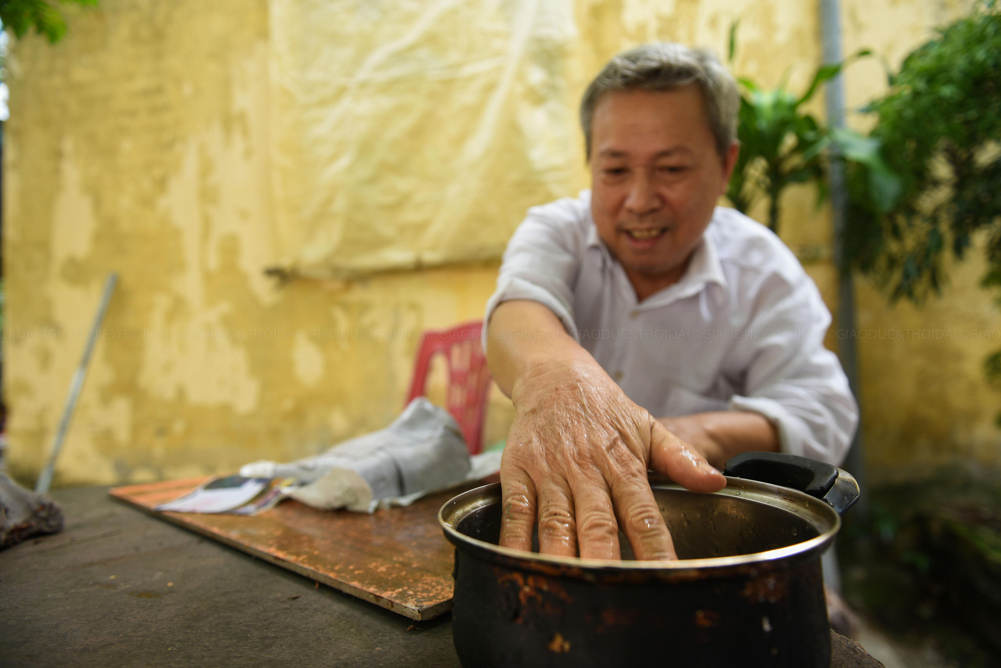 Ông Hảo từng là thôn chuyên làm trống và đồ chơi Trung Thu, nhưng đến nay, chỉ còn lại khoảng 6 hộ gia đình theo nghề.