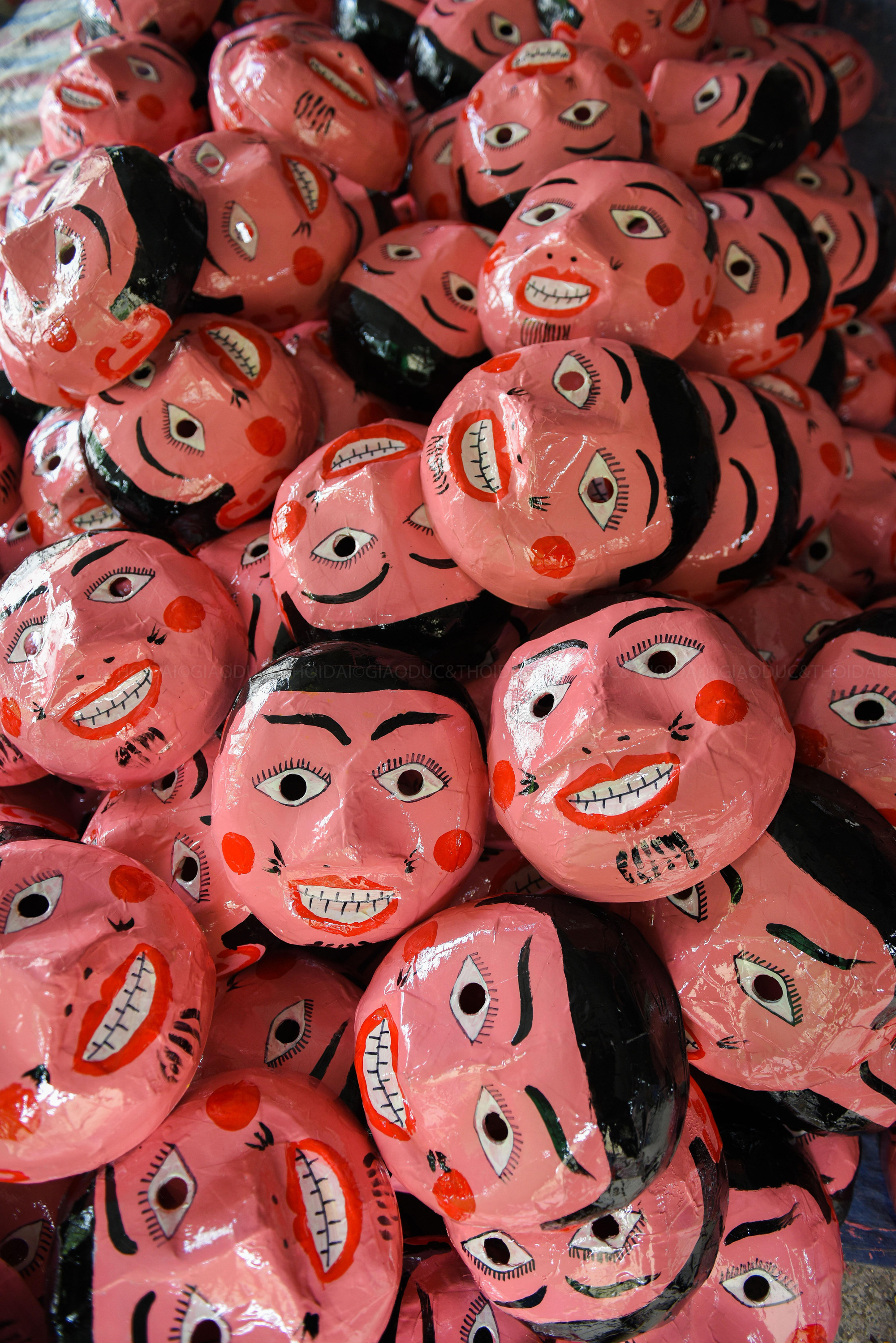 Những món đồ chơi Trung Thu của làng Ông Hảo đều được làm thủ công với nguyên liệu có nguồn gốc từ thiên nhiên như: tre, nứa, giấy, bìa cát-tông... Các công đoạn đều tỉ mỉ và tốn công sức do làm tay hoàn toàn.