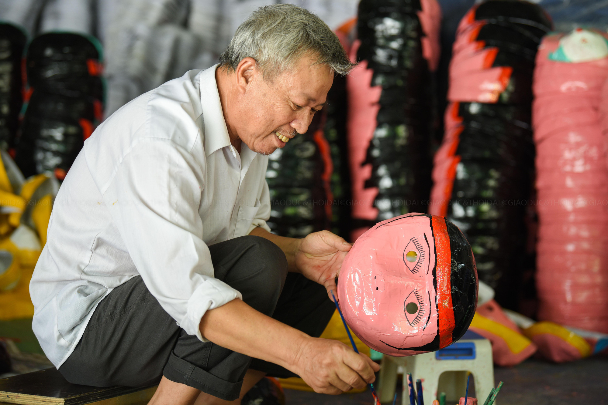 Từ đầu tháng 8 âm lịch, ngày nào gia đình ông Đông cũng có đoàn lớn đoàn nhỏ đến thăm thú, nhiều trường mẫu giáo còn cho trẻ đến tìm hiểu về mặt nạ giấy bồi.