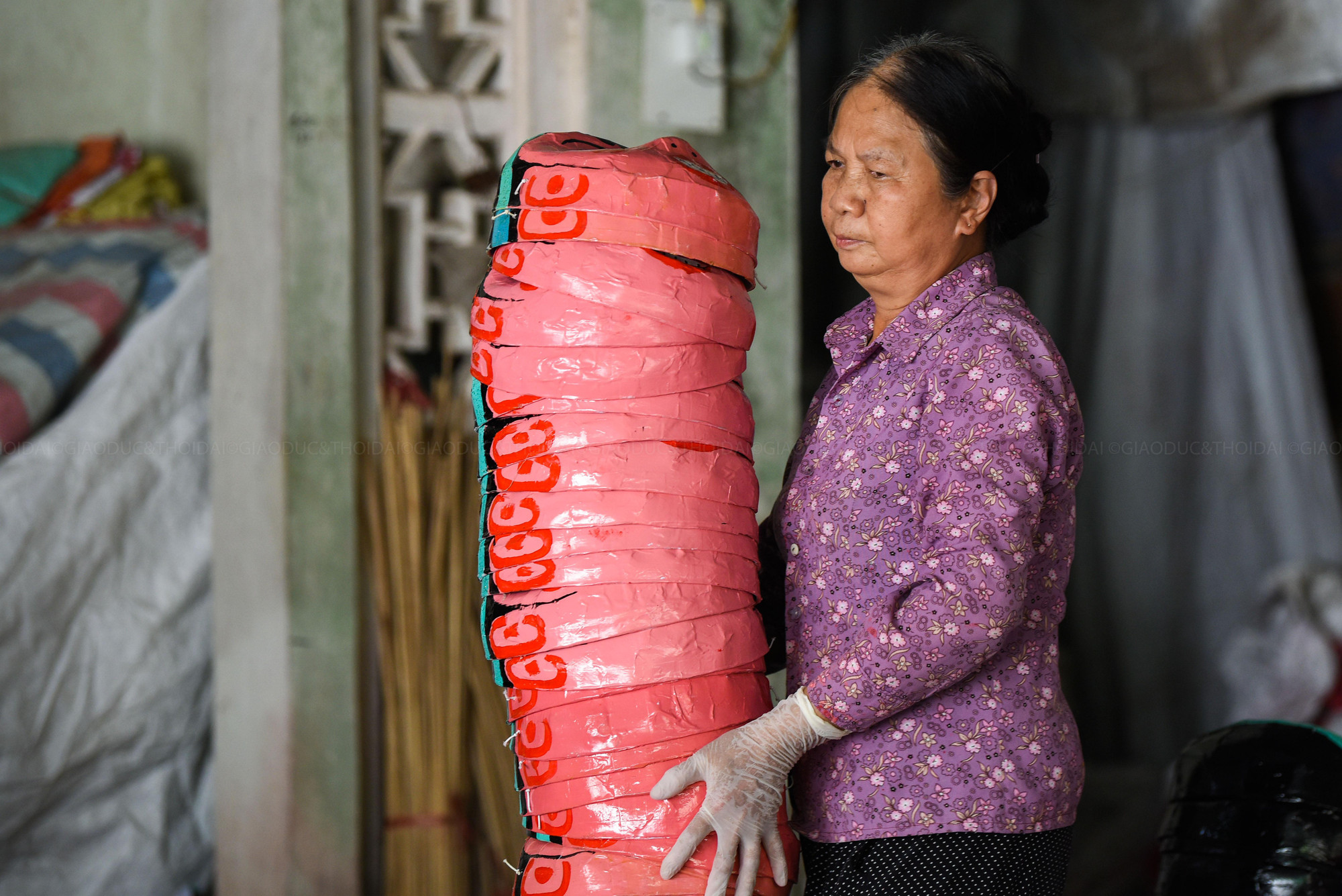 Giá mỗi sản phẩm mặt nạ tại đây khoảng 15.000 - 35.000 đồng/chiếc tùy vào kích thước. Trung bình mỗi năm nhà ông làm hơn 10.000 chiếc mặt nạ và 8.000 chiếc trống. &quot;Thu nhập chủ yếu lấy công làm lãi nhưng dân làng Ông Hảo vẫn quyết tâm giữ nghề truyền thống&quot;, ông Đông cho biết thêm.