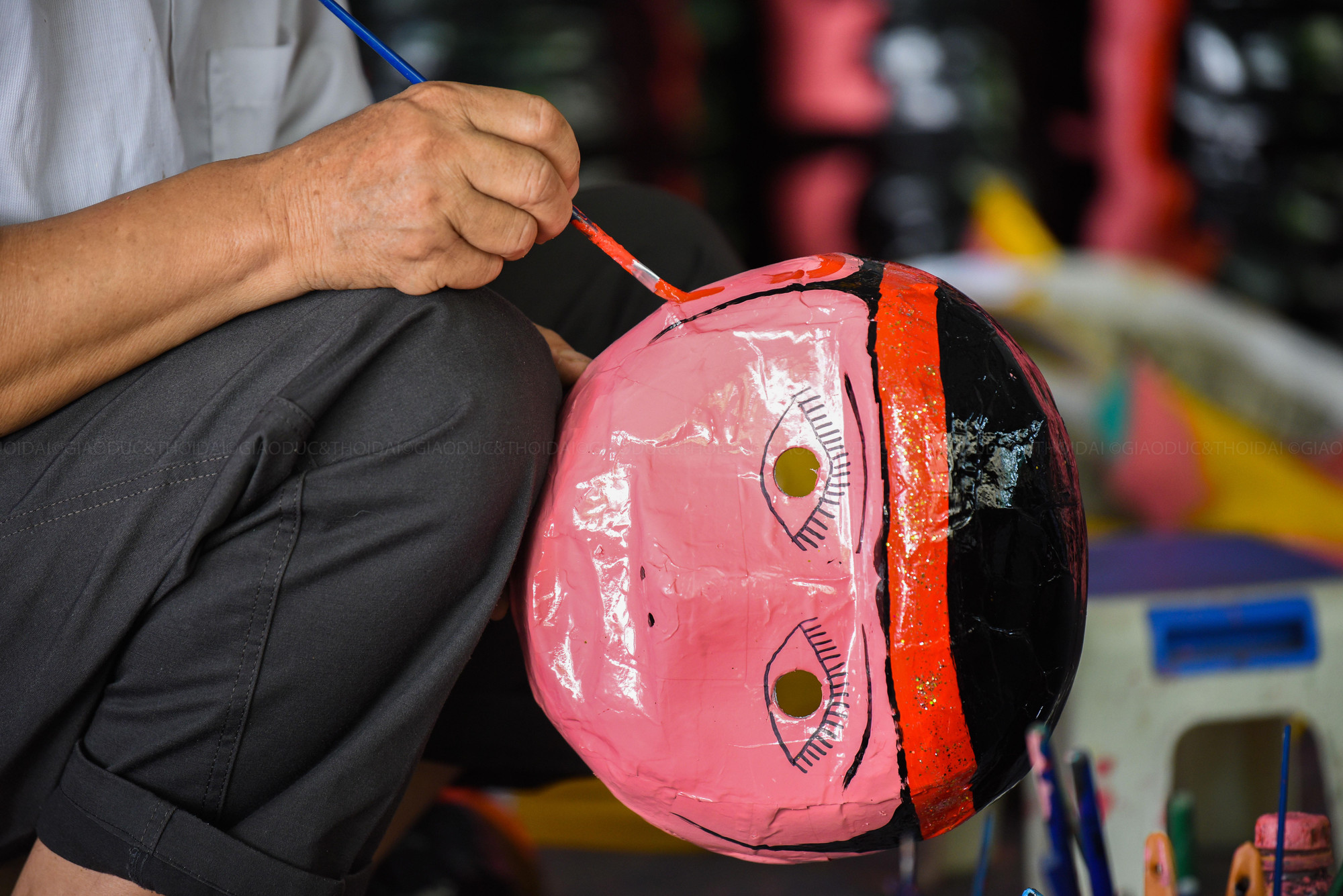 Ban đầu, mặt nạ được tạo hình bằng cách bồi giấy bìa, giấy trắng lên khuôn xi măng đúc sẵn, sử dụng hồ bột sắn để kết dính các lớp giấy.Sau khi phơi khô, mặt nạ giấy trắng được vẽ tay.