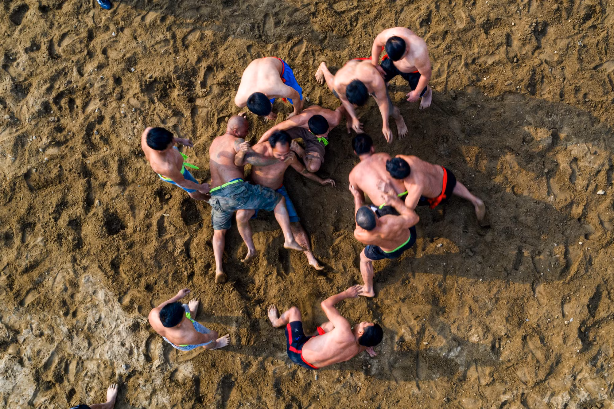 Các trận đấu kịch tính, nhưng không ăn thua, cay cú mà mang tinh thần thượng võ, đề cao sức khỏe dẻo dai, sự khéo léo và tinh thần đoàn kết của người dân.