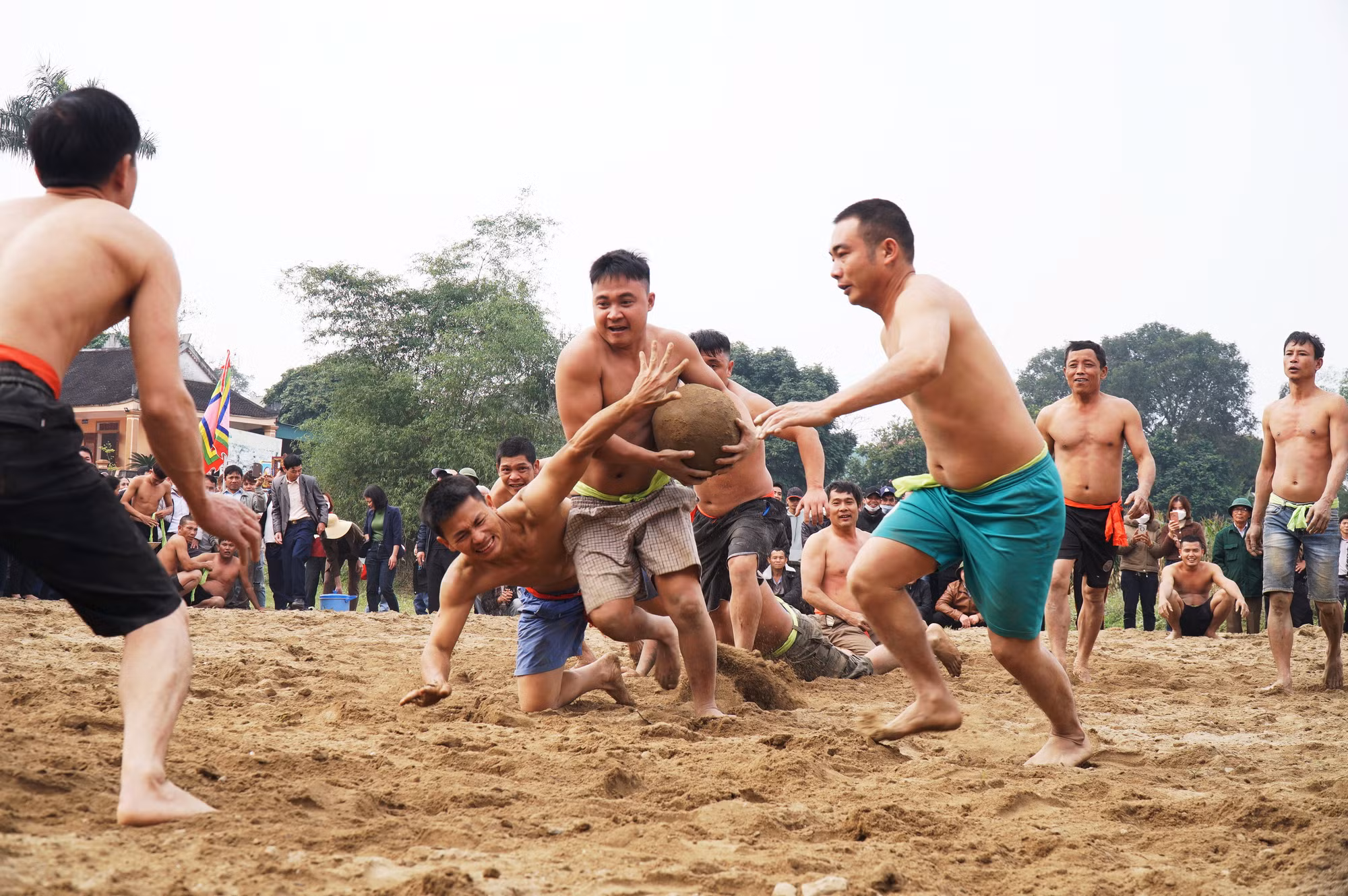 Trận đấu diễn ra kịch tính với những màn rượt đuổi, chớp cơ hội cướp cù. Ngoài sức khỏe, dẻo dai, khéo léo, các đội chơi còn phải có chiến thuật để vận động viên phối hợp đưa cù vào hố đối phương.