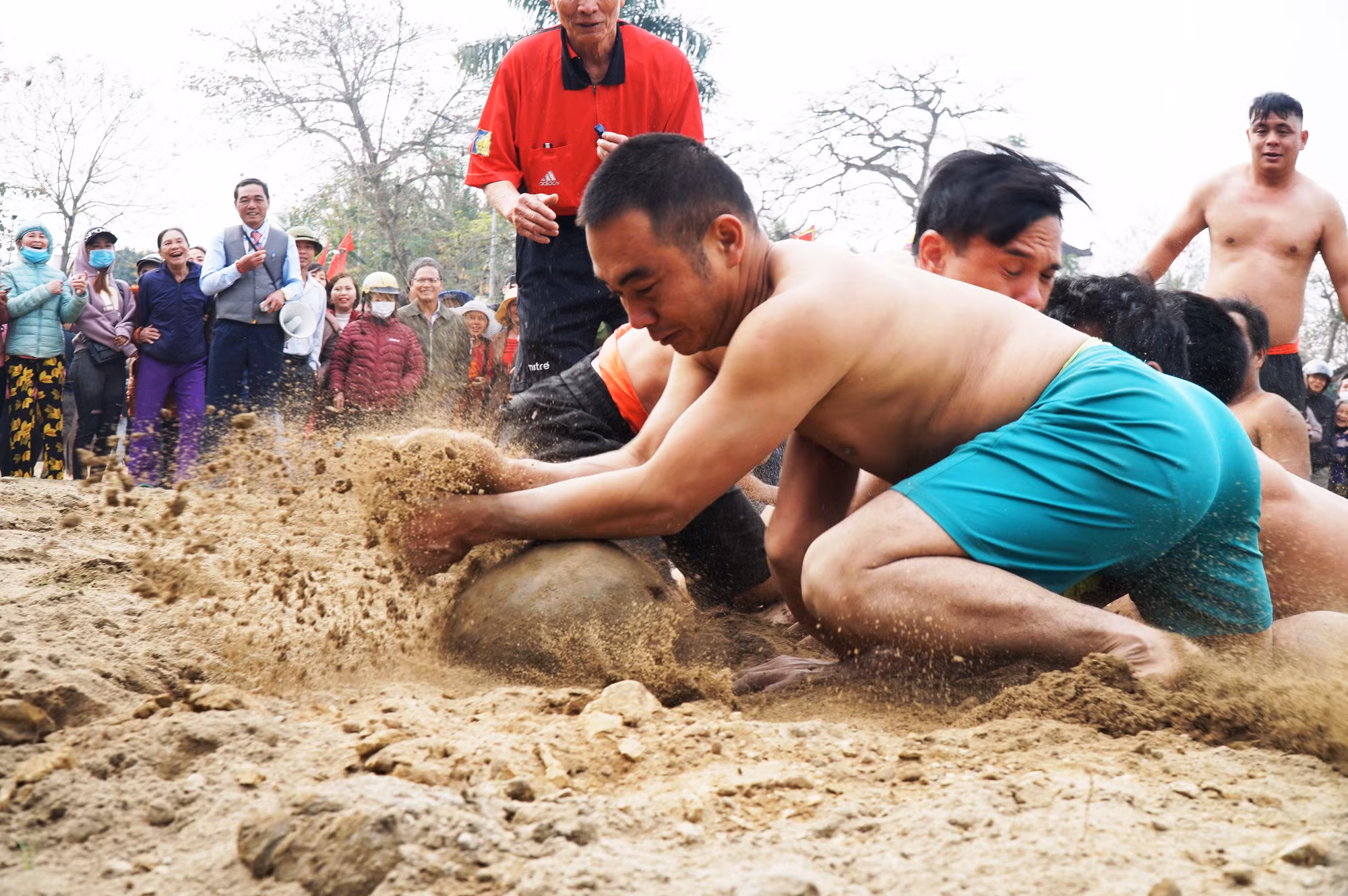 Một cù thủ kịp thoát khỏi vòng vây của đối phương và ném cù vào hố thành công.