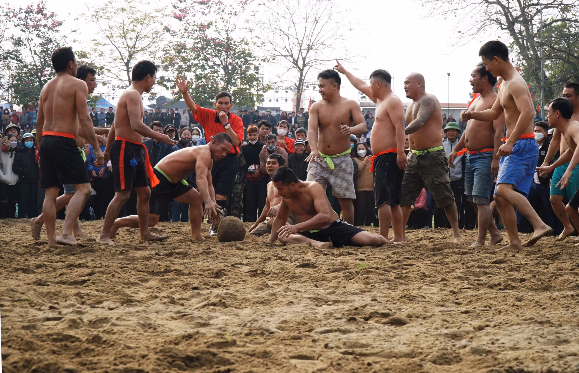 Theo luật chơi, vận động viên chỉ được dùng tay cướp cù, lăn hoặc chuyền tầm thấp, không được ném bóng cao quá đầu gây nguy hiểm - do quả cù nặng 10kg. Khi vi phạm trọng tài thổi còi và phát 'cù' lại.