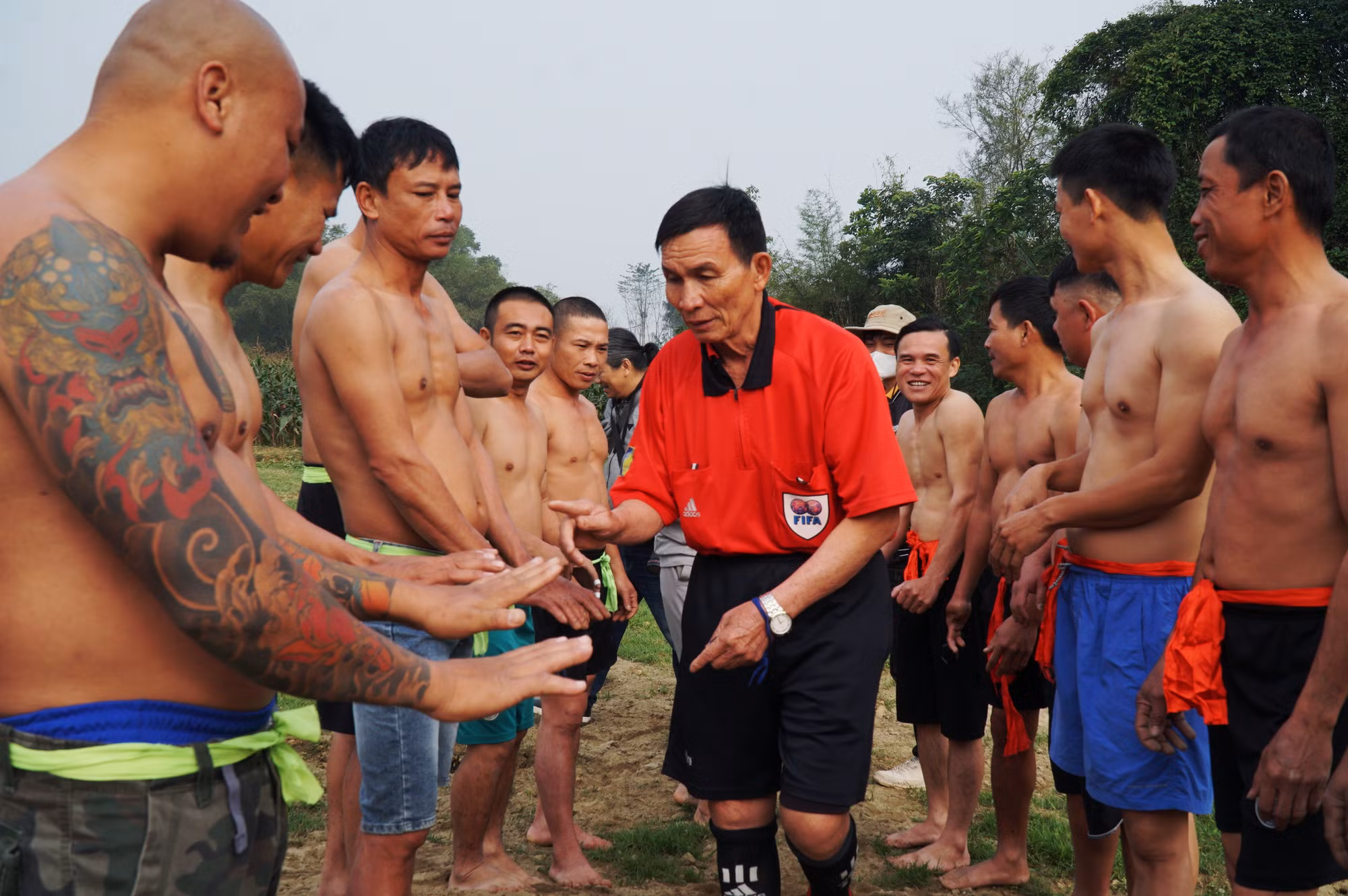 Mỗi trận thi đấu vật cù gồm 2 đội tham gia, mỗi đội gồm 7 vận động viên. Trước khi vào 'sới vật', các 'cù thủ' được yêu cầu cắt móng tay sạch sẽ và có trọng tài kiểm tra nhằm đảm bảo an toàn khi tranh cướp cù.