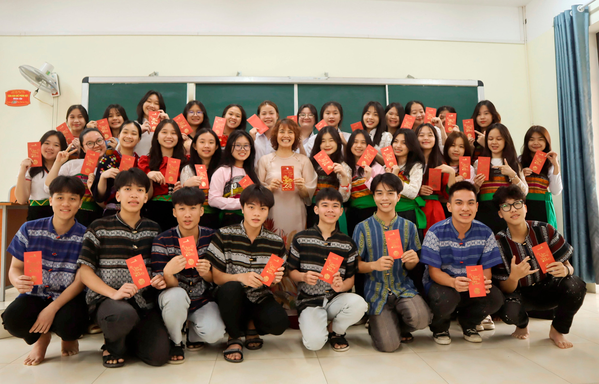 Cô giáo và học trò Trường THPT Dân tộc Nội trú tỉnh Thanh Hóa. Ảnh: VT