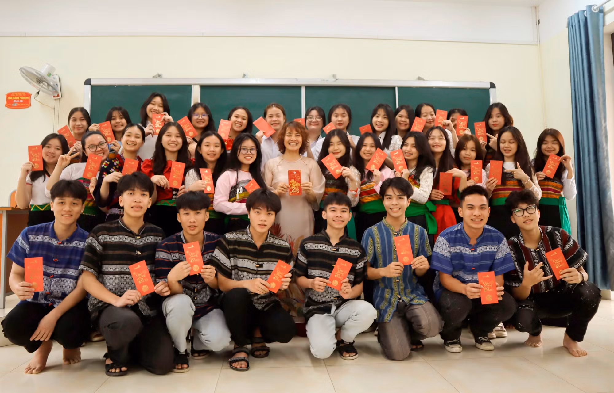 Cô giáo và học trò Trường THPT Dân tộc Nội trú tỉnh Thanh Hóa. Ảnh: VT