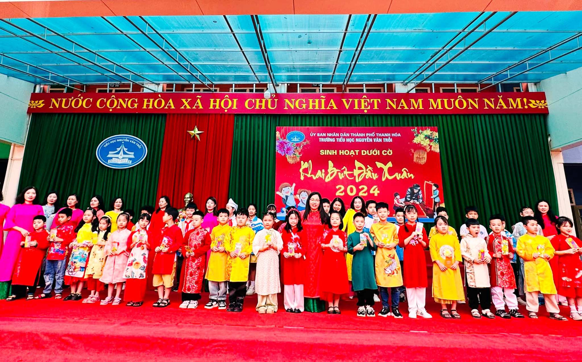 Học sinh được nhận lì xì đầu xuân. Ảnh: MH Học sinh được nhận lì xì đầu xuân. Ảnh: MH