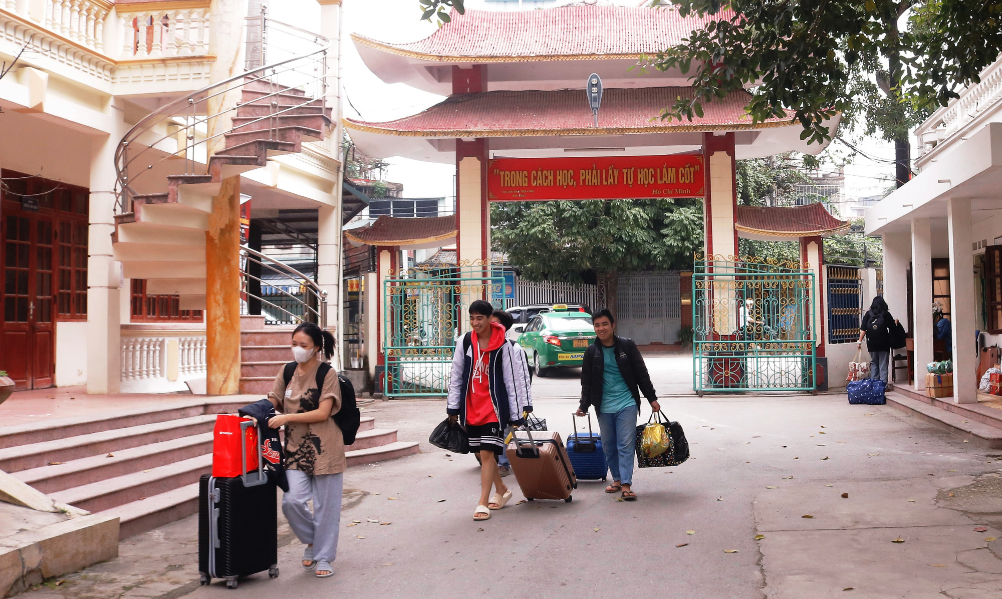 Học sinh Trường THPT Dân tộc Nội trú tỉnh Thanh Hóa vẫn &quot;lỉnh kỉnh&quot; mang theo đồ đạc trở lại trường học. Ảnh: VT