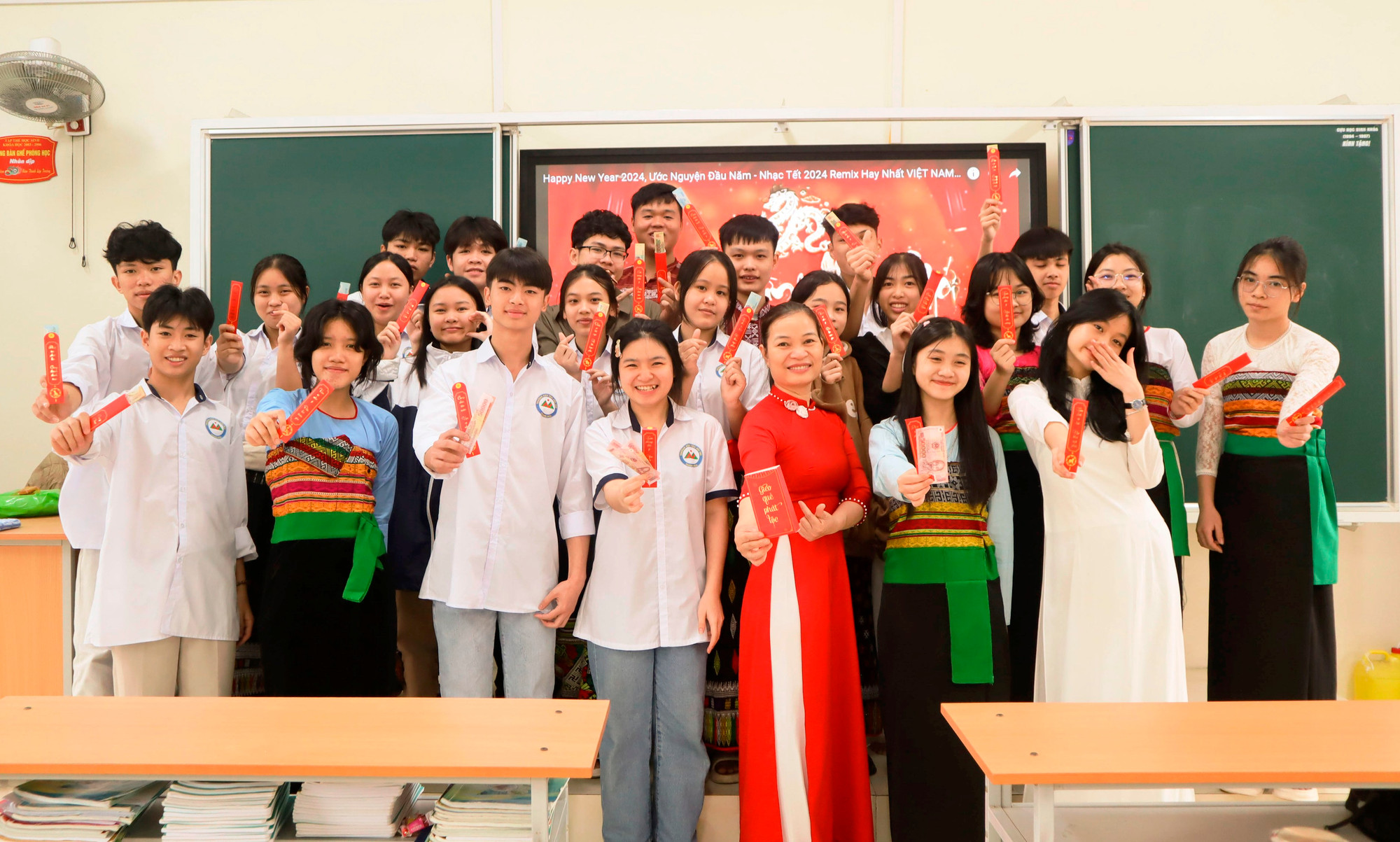 Cô giáo tổ chức trao lì xì đầu năm mới cho học trò. Ảnh: VT