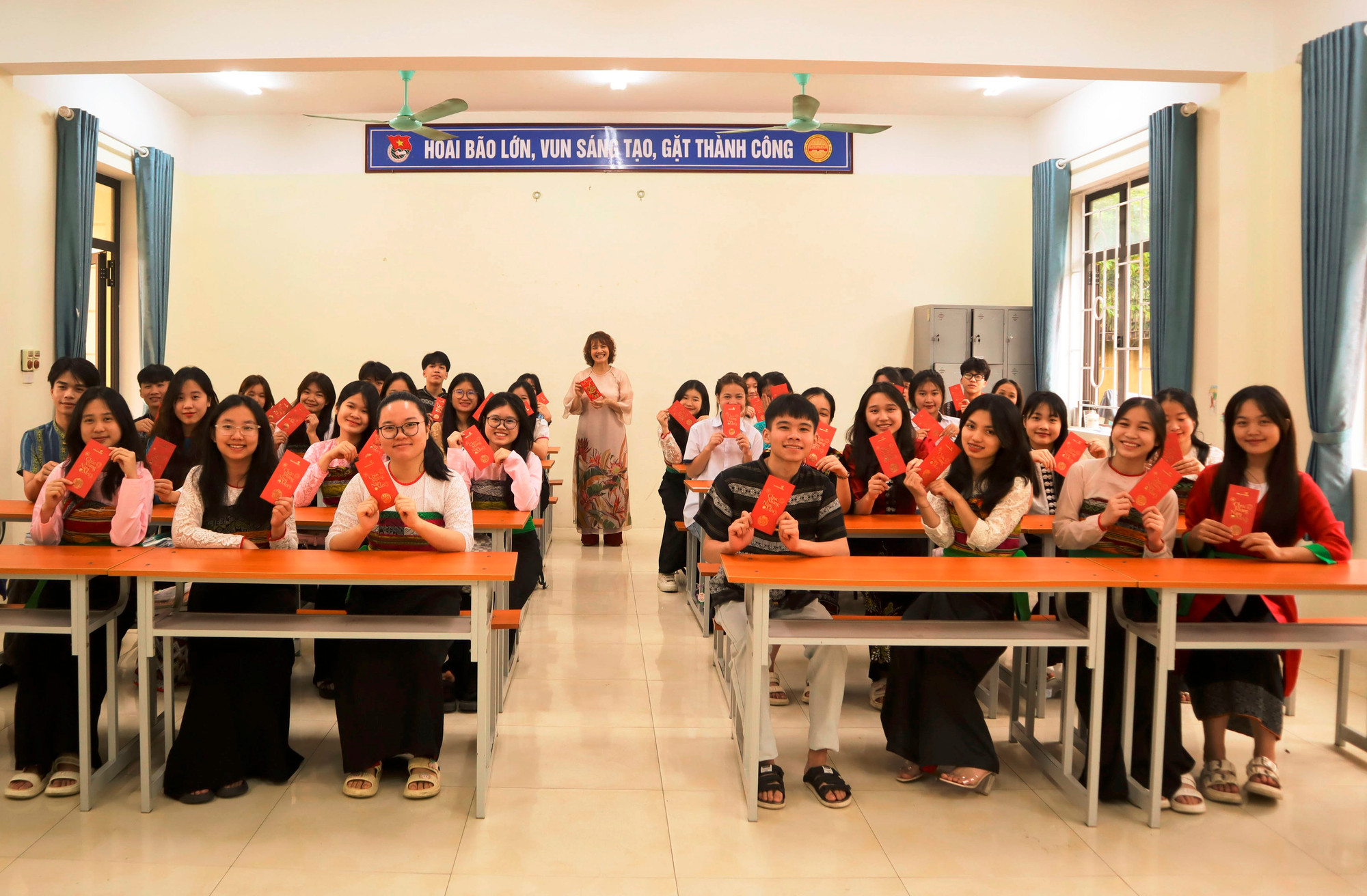 Cô giáo và học trò Trường THPT Dân tộc Nội trú tỉnh Thanh Hóa. Ảnh: VT