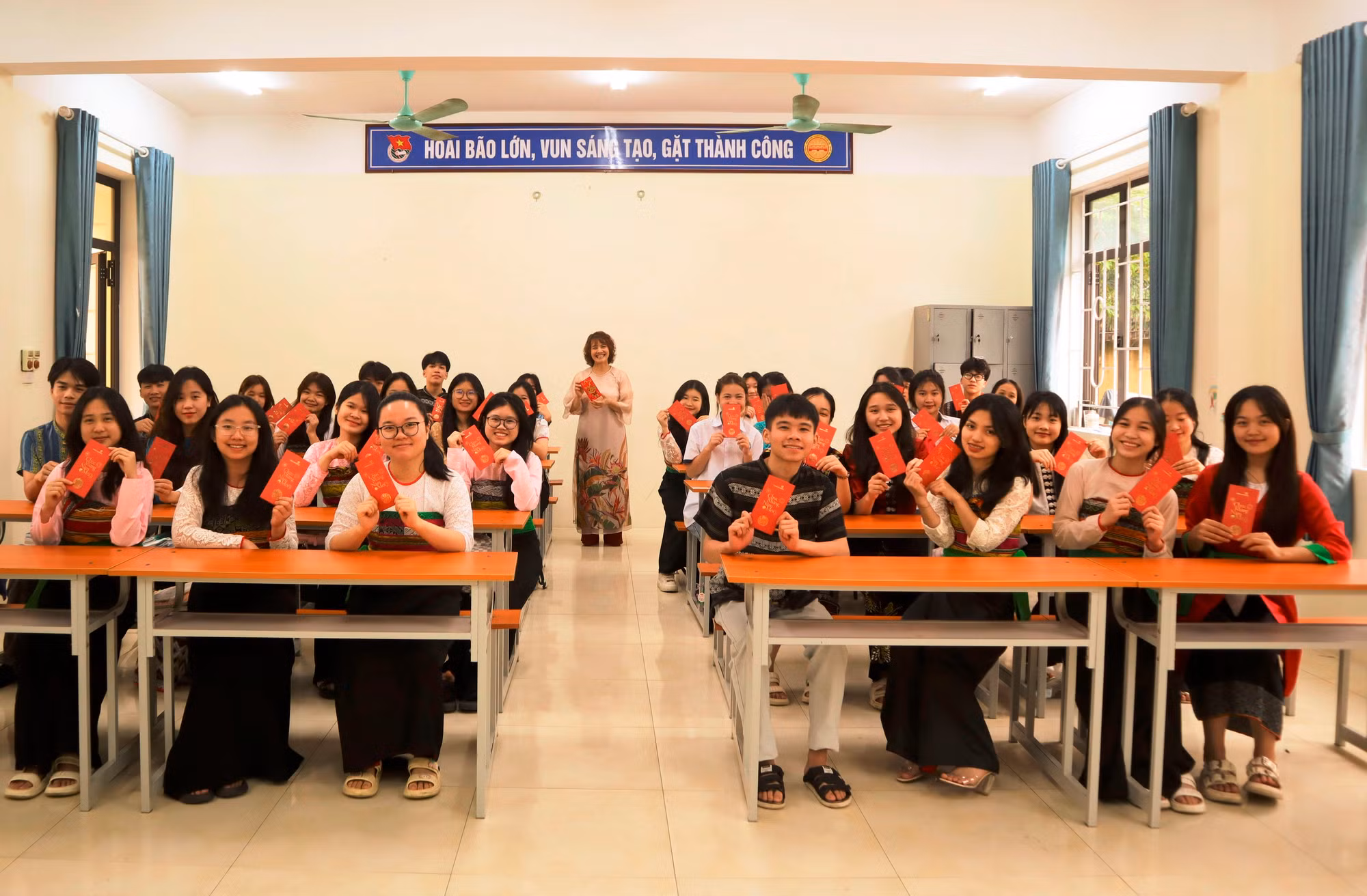 Cô giáo và học trò Trường THPT Dân tộc Nội trú tỉnh Thanh Hóa. Ảnh: VT