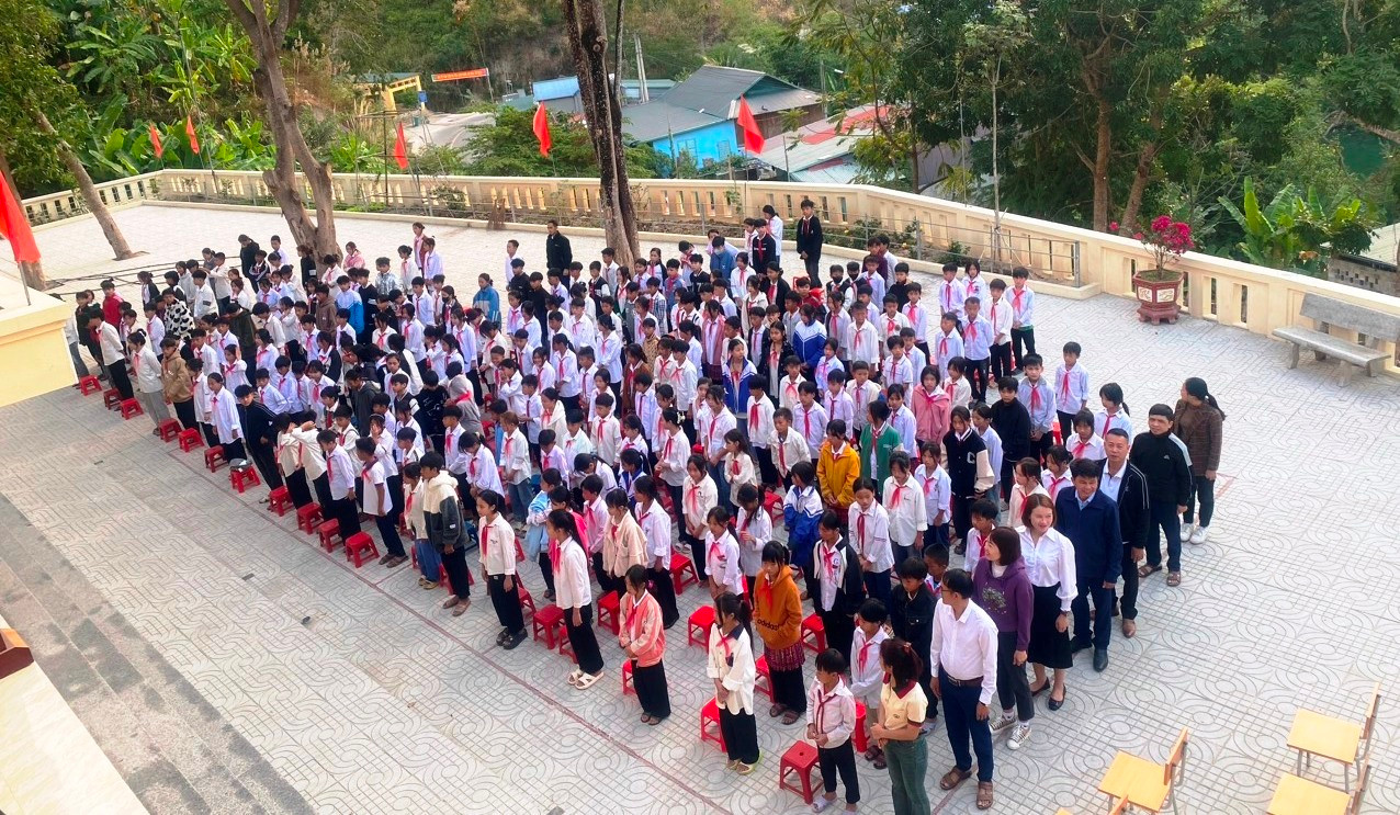 Học sinh TRường PTDTBT-THCS Mường Lý (Mường Lát, Thanh Hóa) chào cờ buổi đầu tiên trở lại trường học sau kỳ nghỉ Tết. Ảnh. NQ.