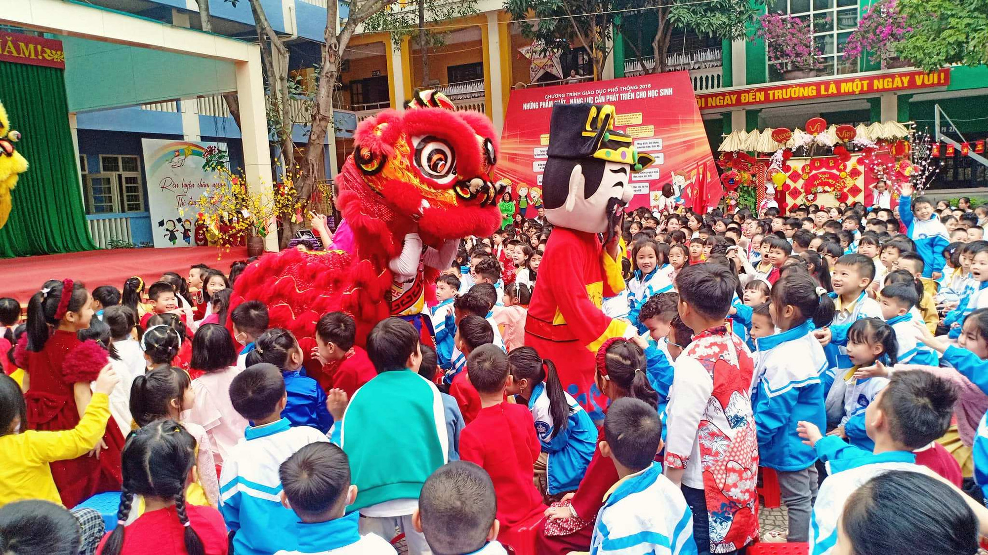 Học sinh thích thú với màn trình diễn múa lân. Ảnh: MH Học sinh thích thú với màn trình diễn múa lân. Ảnh: MH