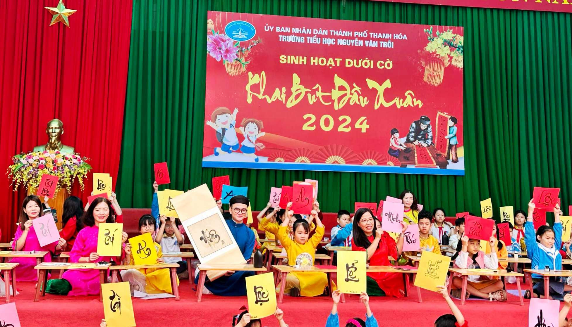 Cô, trò và những nét chữ đầu xuân. Ảnh: MH Cô, trò và những nét chữ đầu xuân. Ảnh: MH