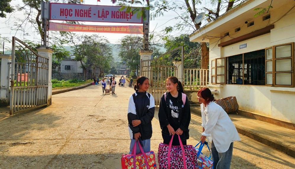 Các bạn nữ phấn khởi khi gặp lại nhau sau kỳ nghỉ Tết. Ảnh: NH