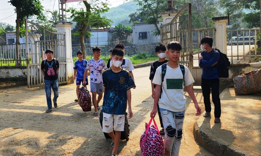 Học sinh Trường Trung cấp nghề miền núi Thanh Hóa (huyện Ngọc Lặc, Thanh Hóa) trở lại trường sau kỳ nghỉ Tết. Ảnh: NH