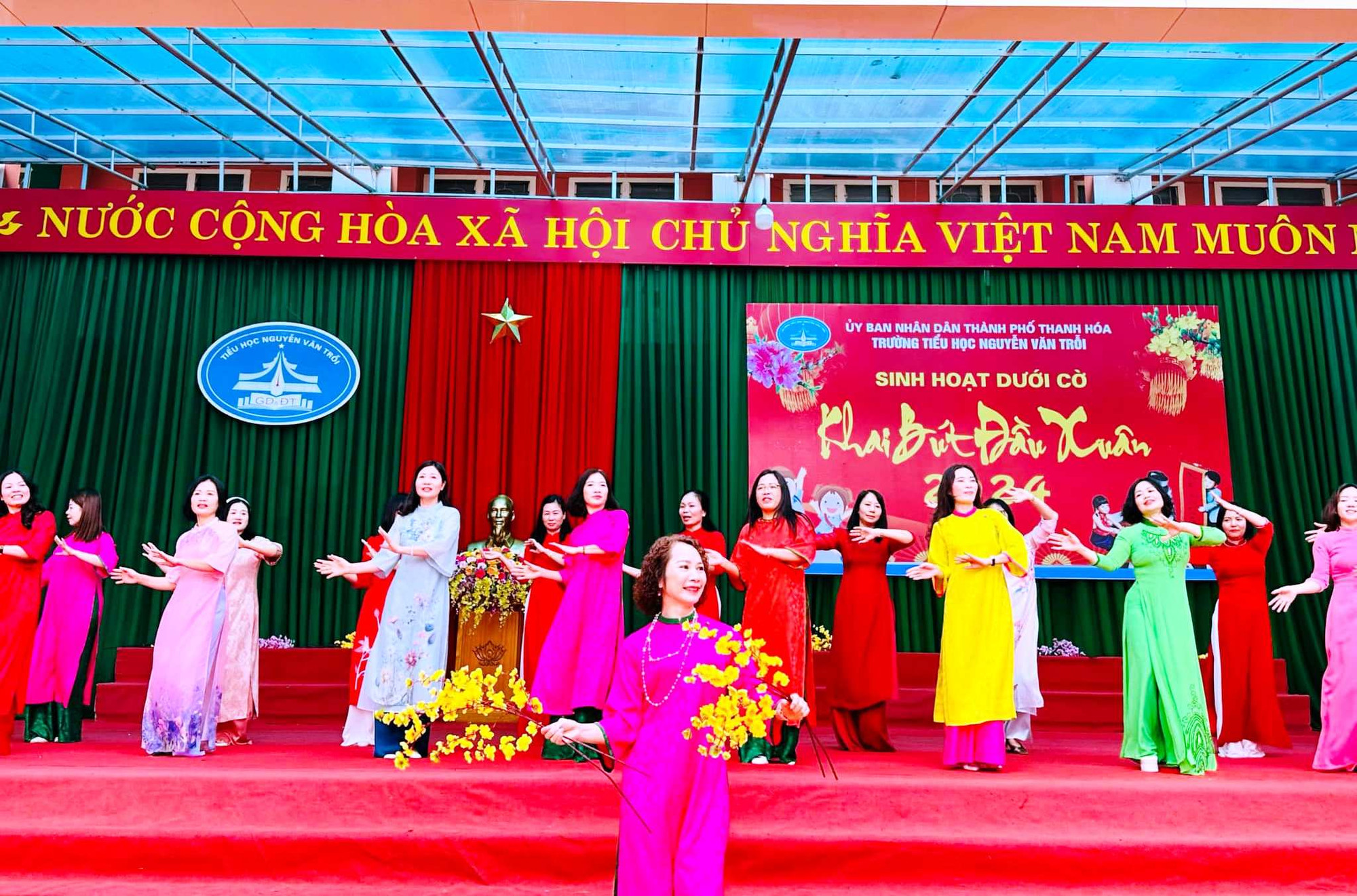Giáo viên nhà trường cũng tham gia tiết mục văn nghệ. MH Giáo viên nhà trường cũng tham gia tiết mục văn nghệ. MH