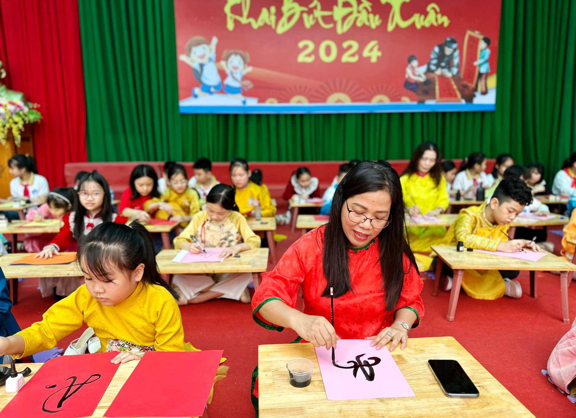 Cô giáo và học trò cùng nhau khai bút đầu Xuân. Ảnh: NH Một trong những tiết mục văn nghệ của học sinh. Ảnh: MH Cô giáo và học trò cùng nhau khai bút đầu Xuân. Ảnh: NH Một trong những tiết mục văn nghệ của học sinh. Ảnh: MH
