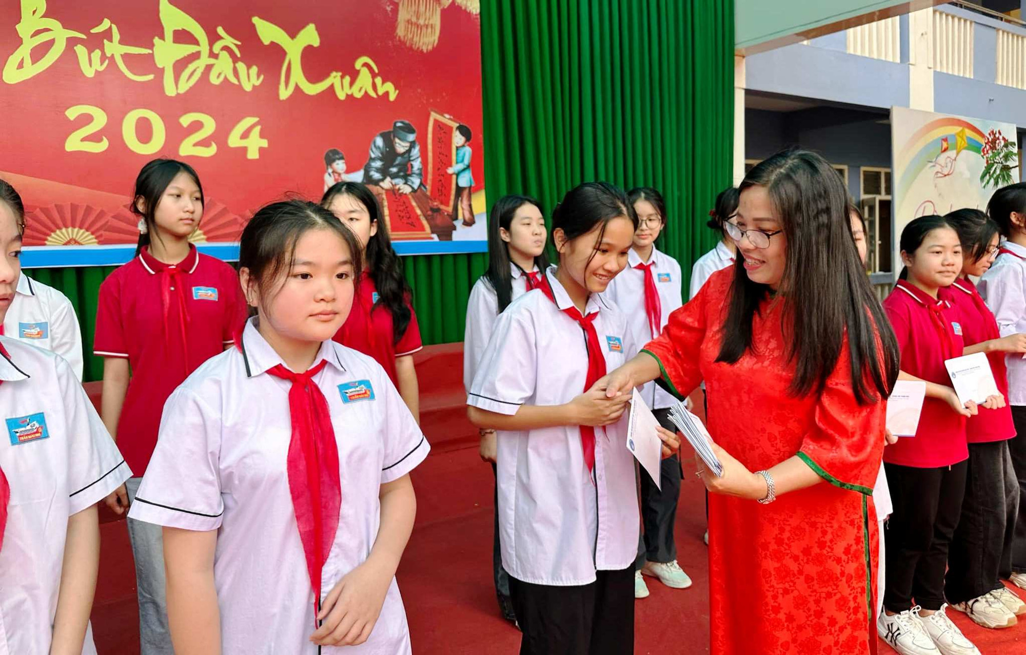 Học sinh nhận phần thưởng. Ảnh: MH Học sinh nhận phần thưởng. Ảnh: MH