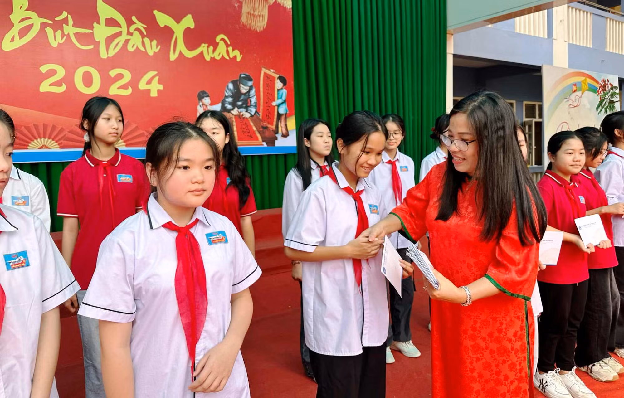 Học sinh nhận phần thưởng. Ảnh: MH