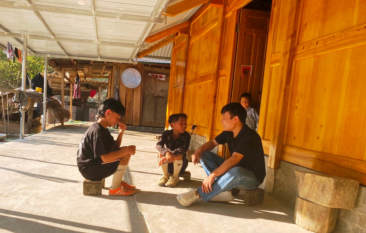 Thầy giáo Trường PTDTBT-THCS Mường Lý (Mường Lát, Thanh Hóa) đến nhà vận động học sinh trở lại lớp sau kỳ nghỉ Tết. Ảnh: NQ