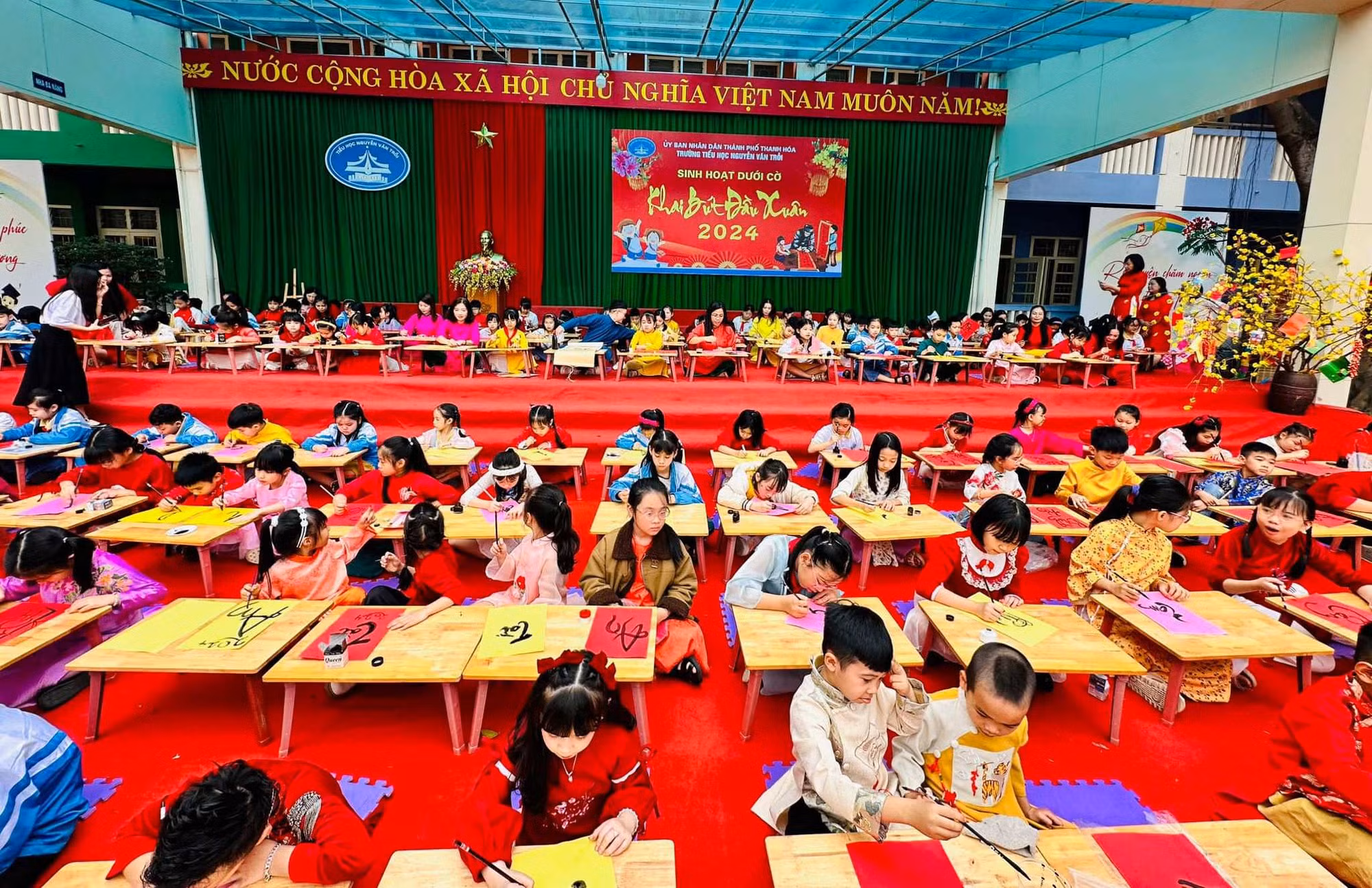 Học sinh Trường Tiểu học Nguyễn Văn Trỗi, TP Thanh Hóa tham gia "Ngày hội khai bút đầu Xuân". Ảnh: NH 