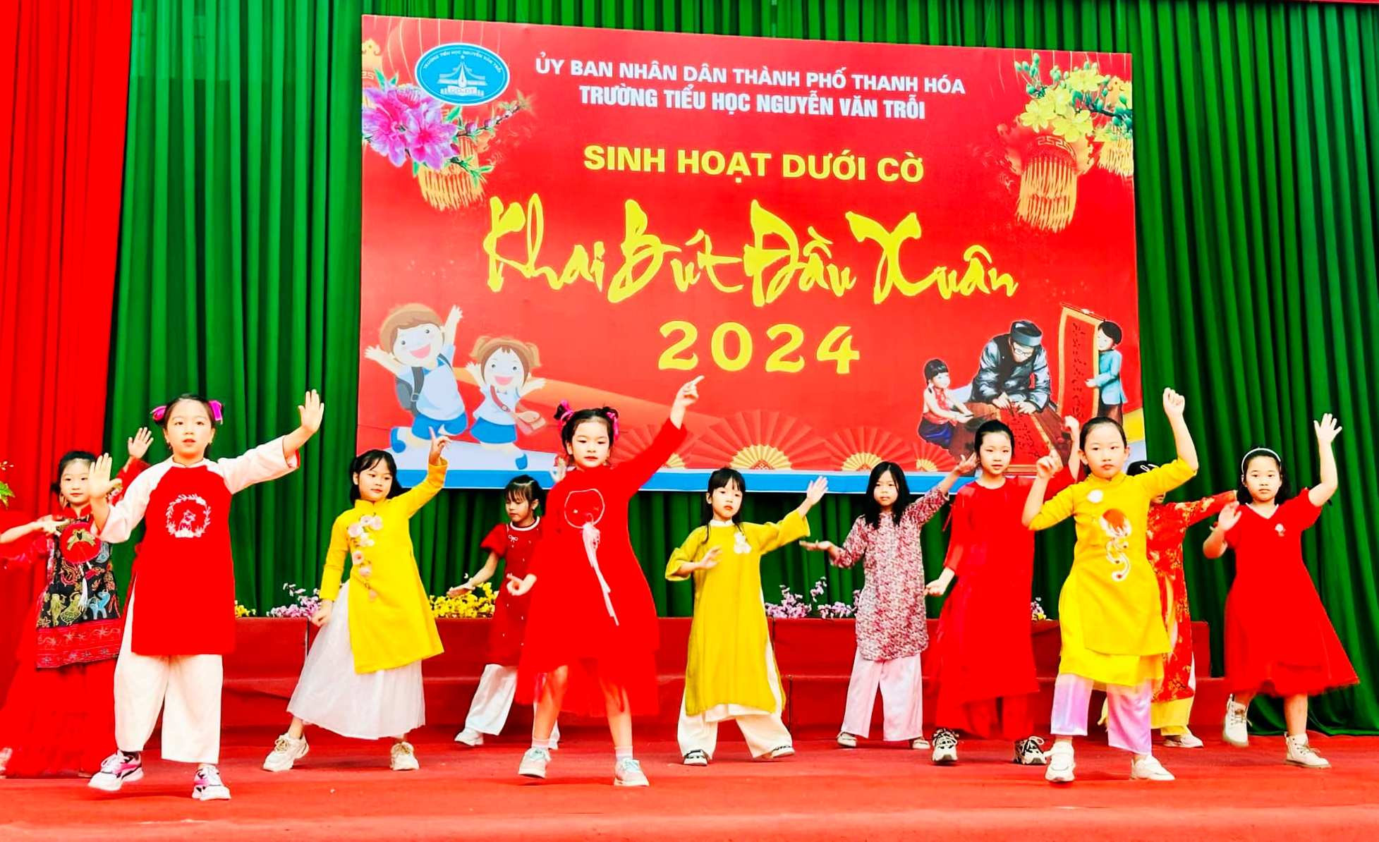 Học sinh hào hứng với tiết mục văn nghệ. Ảnh: MH Học sinh hào hứng với tiết mục văn nghệ. Ảnh: MH