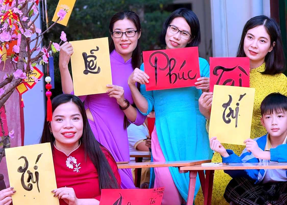 Các nữ giáo viên và học trò với nét chữ của mình trong ngày hội khai bút. Ảnh: MH Các nữ giáo viên và học trò với nét chữ của mình trong ngày hội khai bút. Ảnh: MH