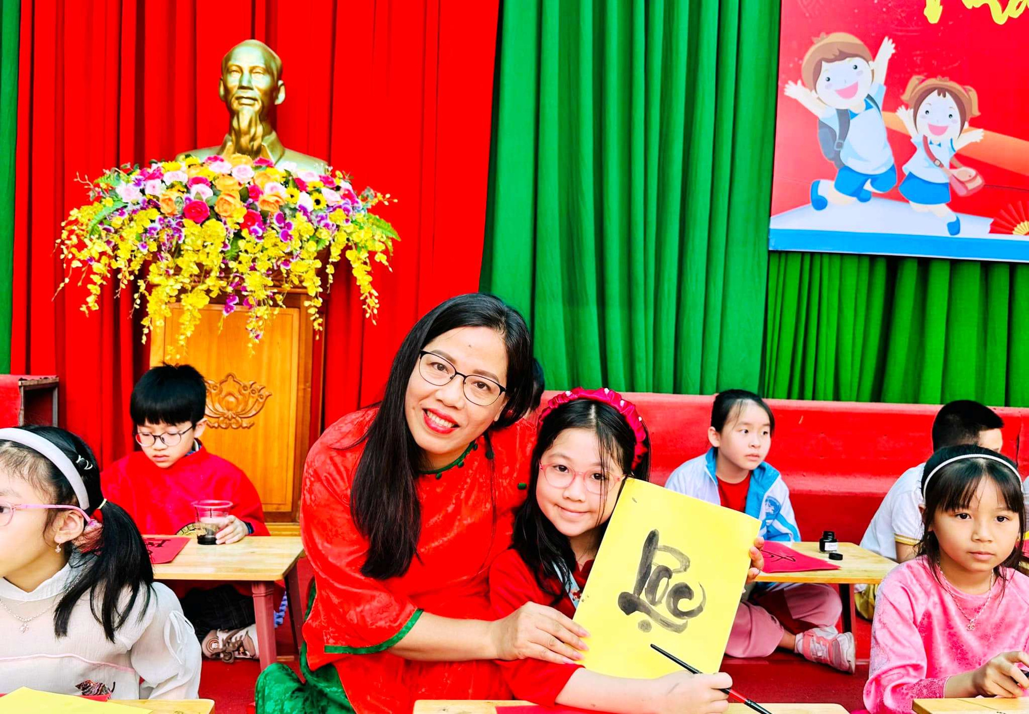 Niềm hạnh phúc rạng ngời của cô và trò nhà trường. Ảnh: MH Niềm hạnh phúc rạng ngời của cô và trò nhà trường. Ảnh: MH