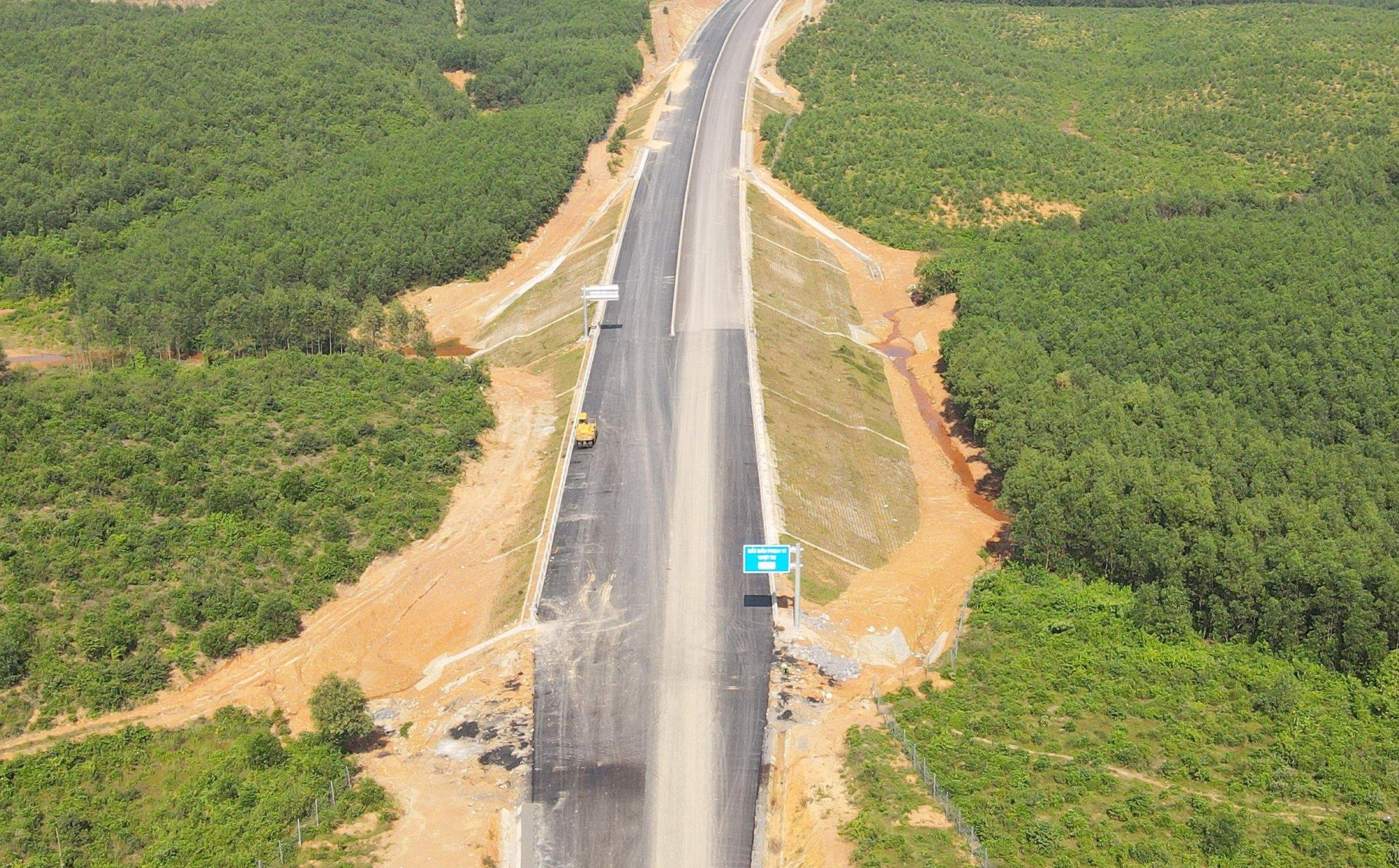 Theo đại diện chủ đầu tư, nguyên nhân chậm tiến độ do ảnh hưởng của mưa, bão vào tháng 10/2022 gây mưa lớn, kéo dài ngập lụt nhiều nơi làm ảnh hưởng đến công tác thi công dự án, một số hạng mục chưa hoàn thành.