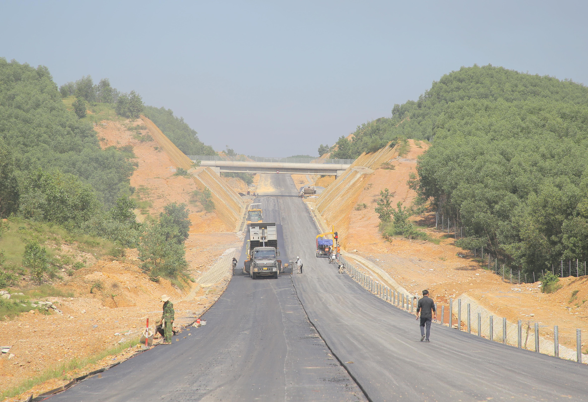 Dự án cao tốc Cam Lộ - La Sơn, đoạn qua Quảng Trị khởi công từ tháng 9/2019. Giai đoạn đầu, dự án được đầu tư với quy mô hai làn xe, bề rộng nền đường là 12m, riêng các đoạn vượt xe có quy mô 4 làn xe, bề rộng nền đường là 23m, dự kiến sẽ hoàn thành vào cuối tháng 10/2022.