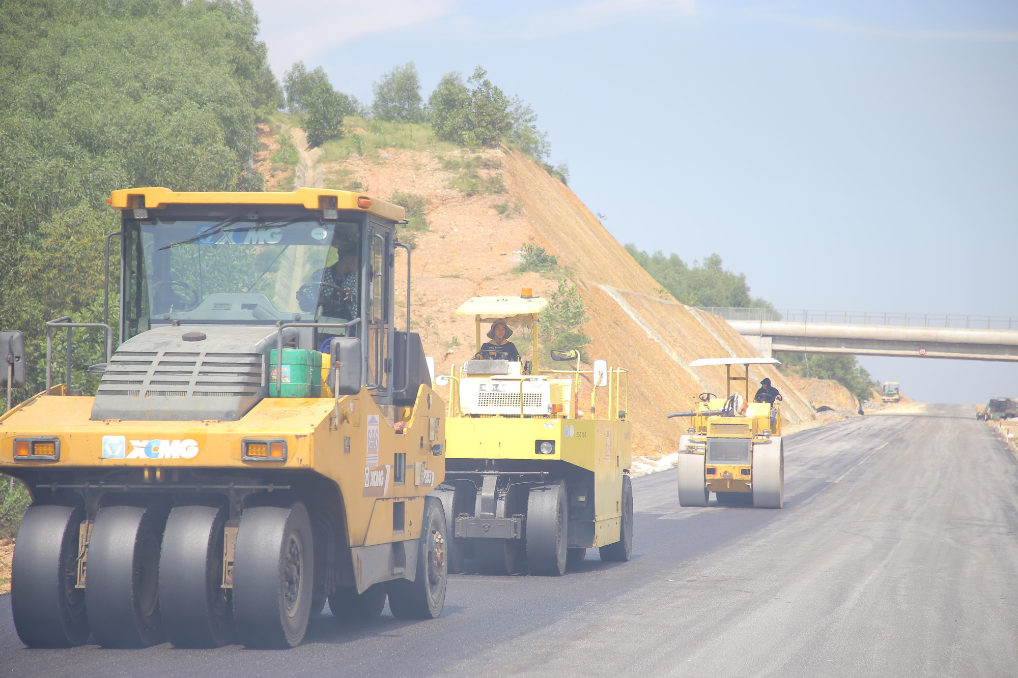 Ông Lê Văn Sáu - Phó Giám đốc Ban Quản lý đường Hồ Chí Minh (đại diện chủ đầu tư) cho biết, thời gian qua, tranh thủ thời tiết thuận lợi, khô ráo, Ban QLDA đường Hồ Chí Minh đã tích cực đôn đốc các nhà thầu tập trung tối đa nhân lực, phương tiện, đẩy nhanh tiến độ thi công để đảm bảo thời gian hoàn thành dự án theo yêu cầu của Bộ GTVT.