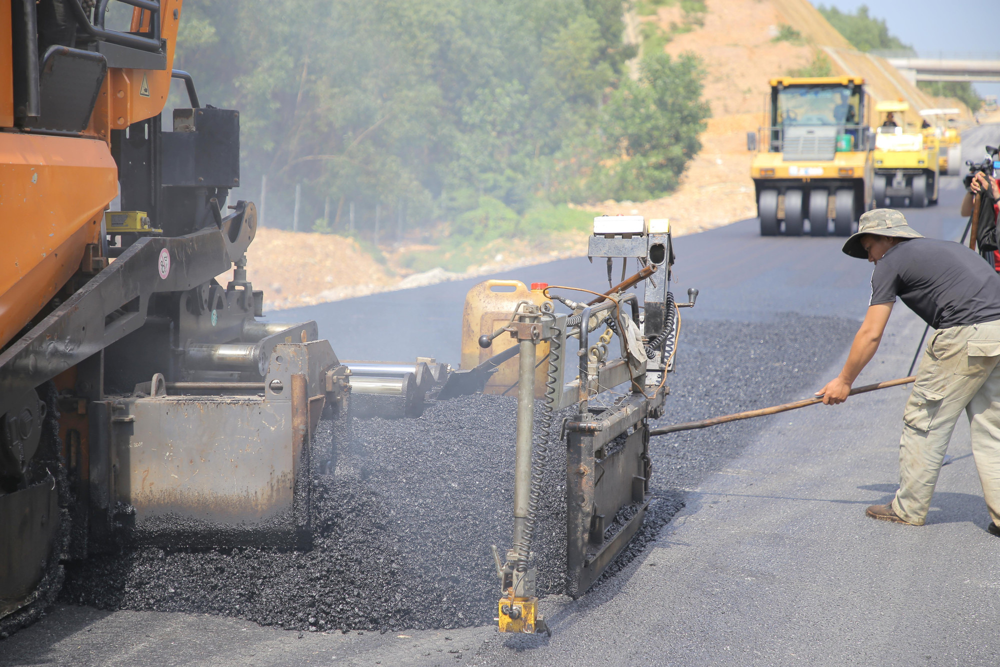 “Đoạn qua tỉnh Quảng Trị hiện có 2 nhà thầu đang thảm bê tông nhựa. Chỉ một thời gian ngắn nữa sẽ hoàn thành”, đại diện Ban QLDA đường Hồ Chí Minh cho hay.