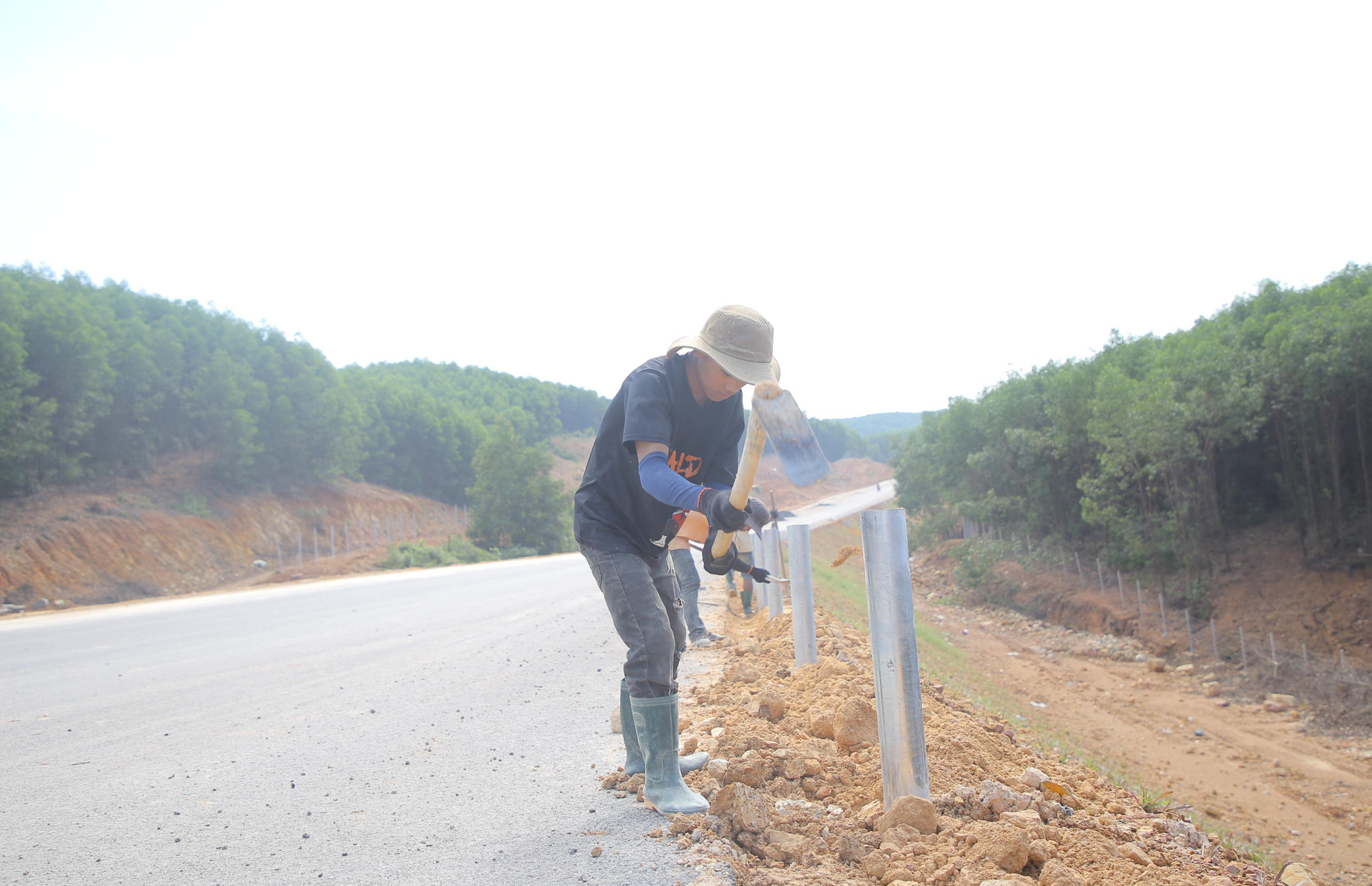 Cùng với việc thảm bê tông nhựa, hệ thống an toàn giao thông như hộ lan mềm, hộ lan cứng, giải phân cách, lưới chống chói, hệ thống biển báo, cọc tiêu... đang dần hoàn thiện.