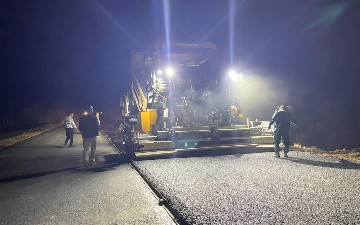 Các đơn vị thi công cả ngày lẫn đêm để đảm bảo thời gian hoàn thành dự án.